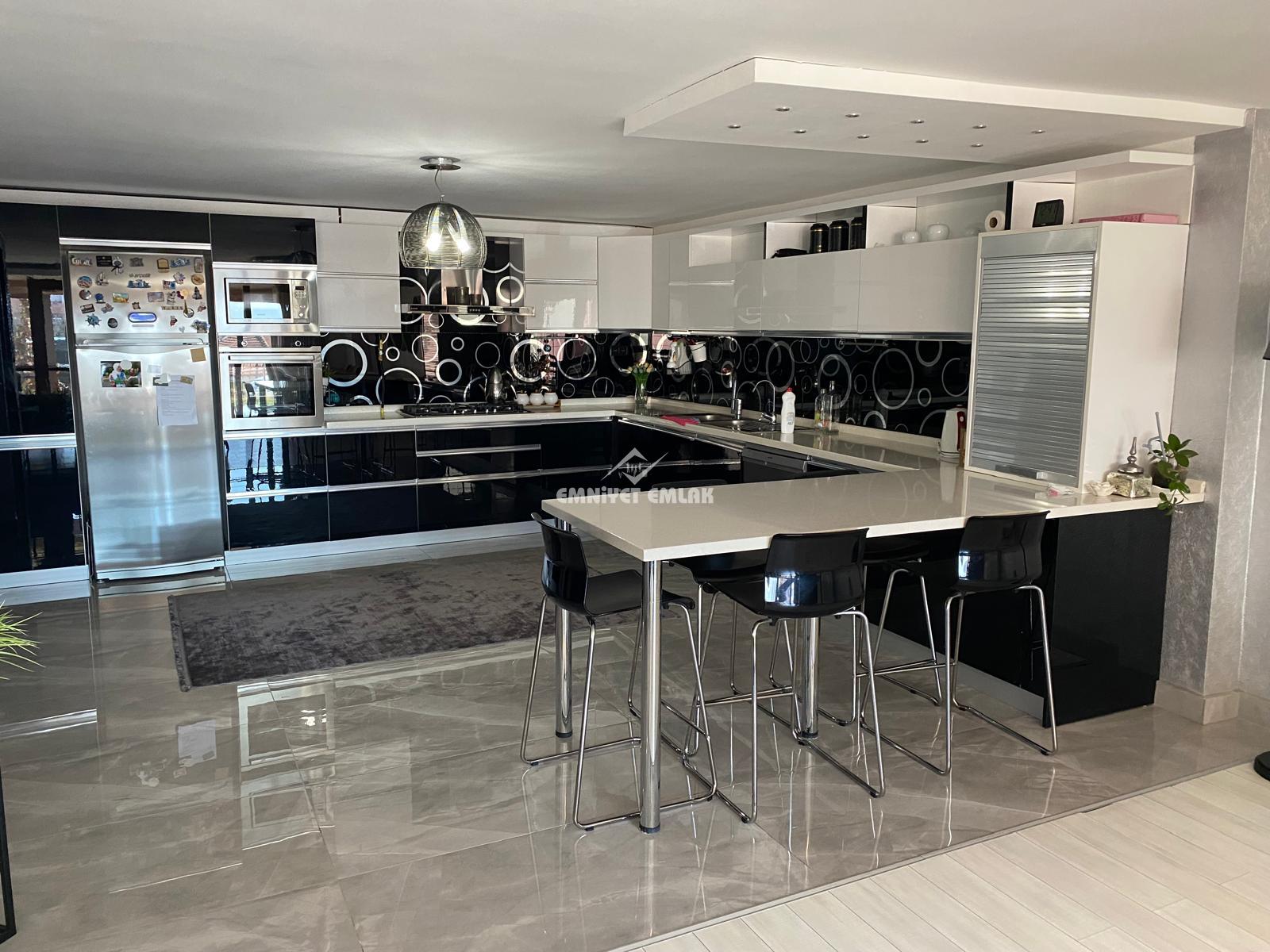 EREĞLİ UZUNMEHMET MAHALLESİ DENİZ MANZARALI 5+2 SATILIK TRİPLEX VİLLA