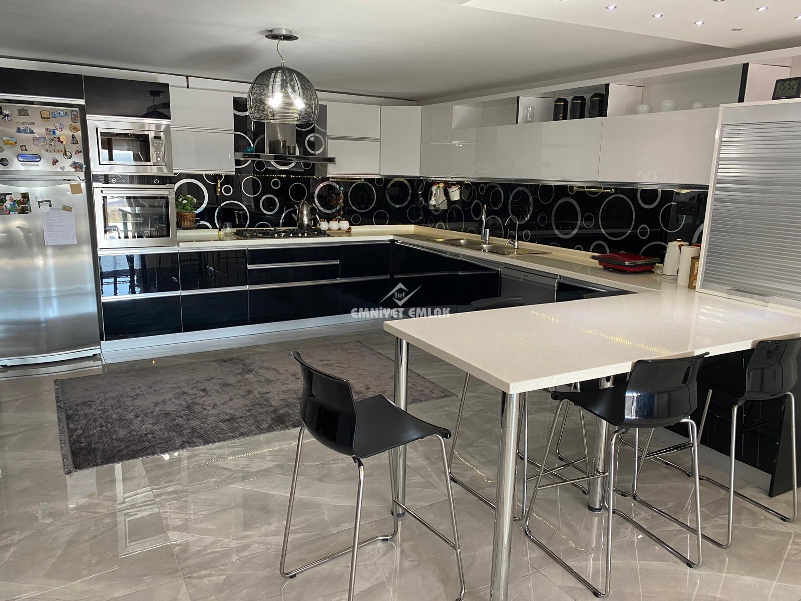 EREĞLİ UZUNMEHMET MAHALLESİ DENİZ MANZARALI 5+2 SATILIK TRİPLEX VİLLA