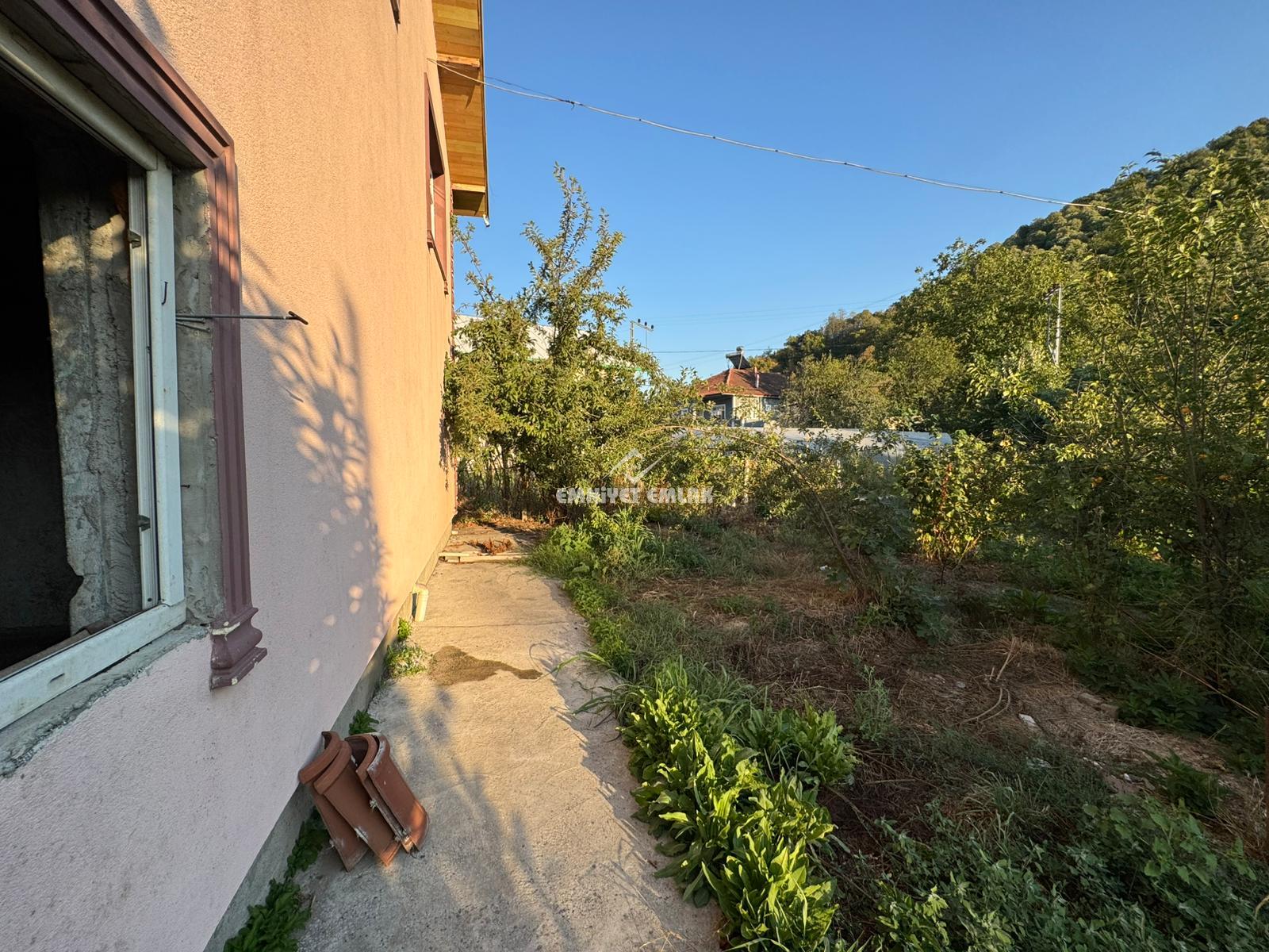 KDZ EREĞLİ MERKEZE 10KM YARAŞLIYÖRÜK MAH. 2 KATLI MÜSTAKİL EV