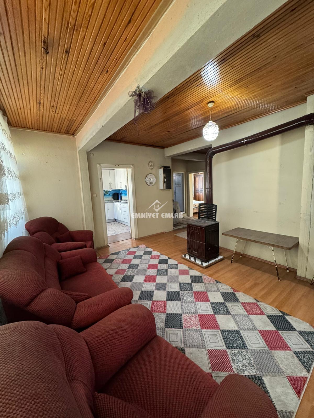 KDZ EREĞLİ MERKEZE 10KM YARAŞLIYÖRÜK MAH. 2 KATLI MÜSTAKİL EV