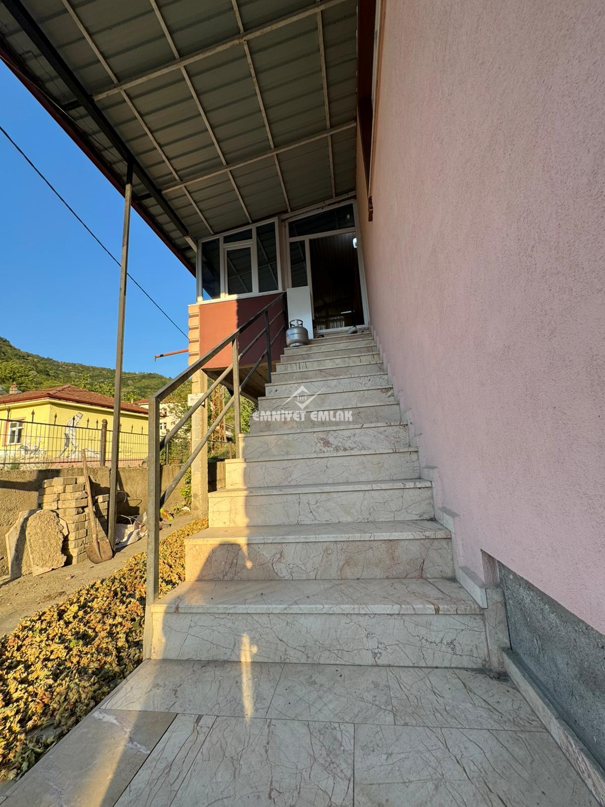 KDZ EREĞLİ MERKEZE 10KM YARAŞLIYÖRÜK MAH. 2 KATLI MÜSTAKİL EV