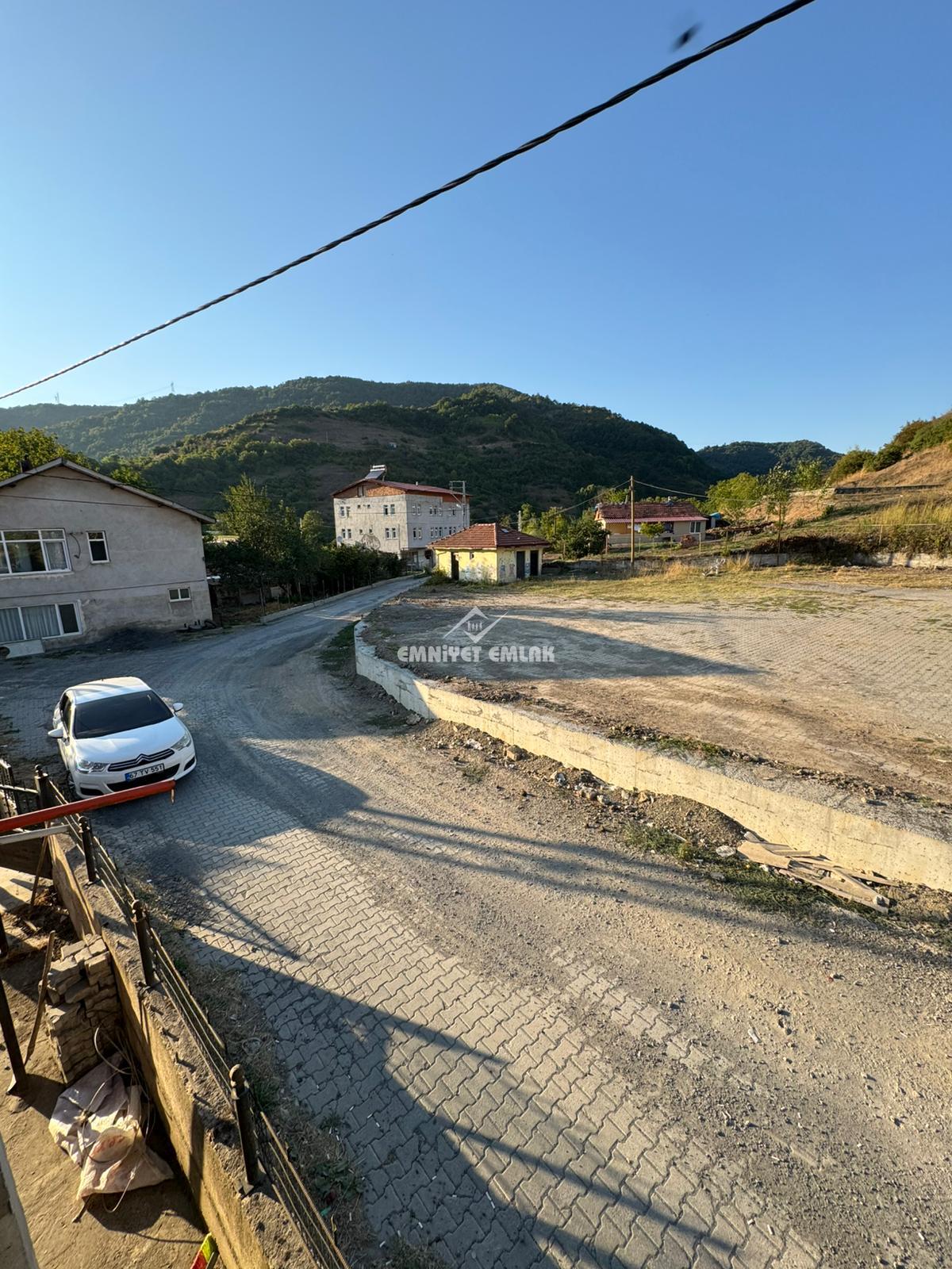 KDZ EREĞLİ MERKEZE 10KM YARAŞLIYÖRÜK MAH. 2 KATLI MÜSTAKİL EV