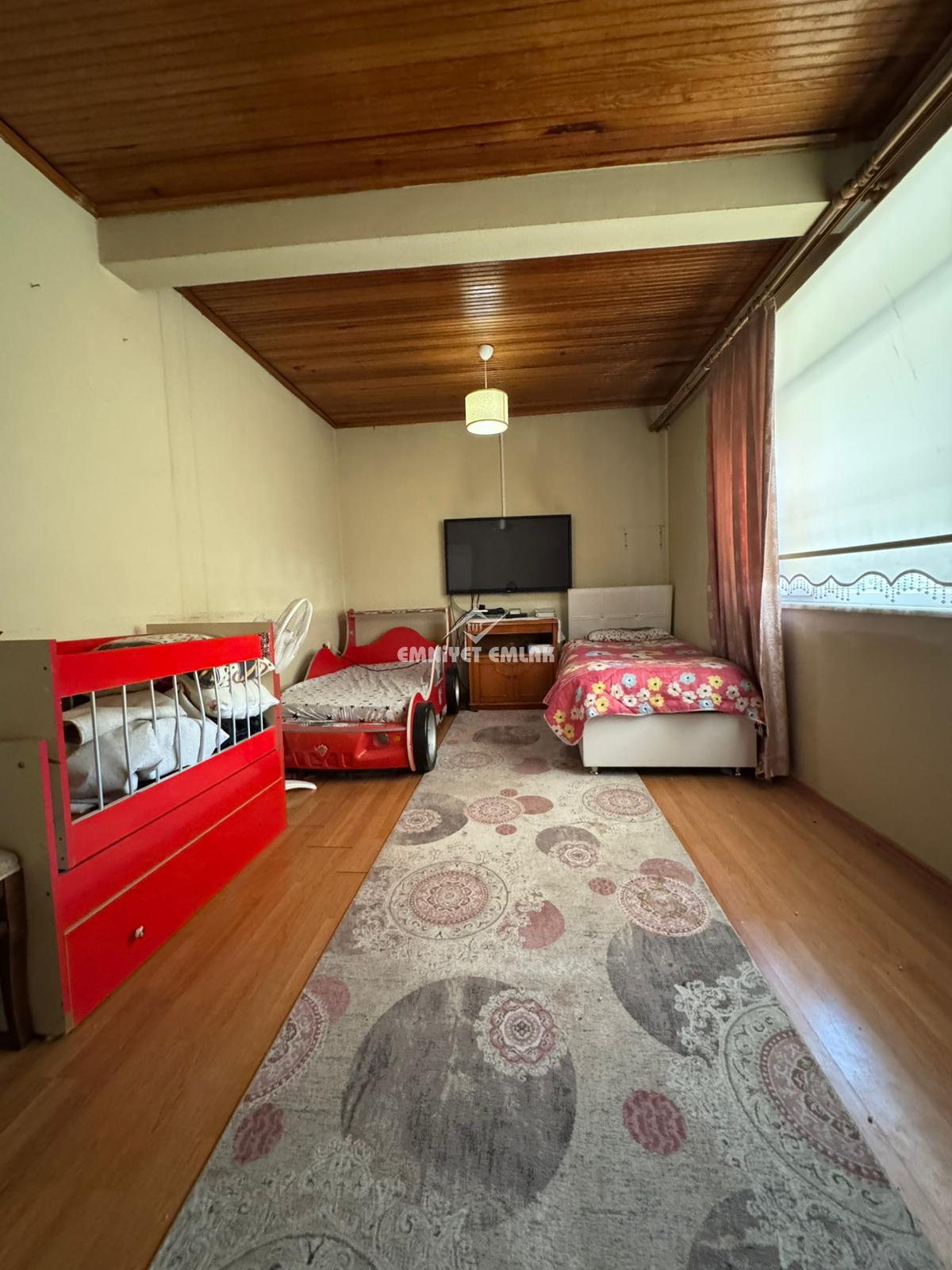 KDZ EREĞLİ MERKEZE 10KM YARAŞLIYÖRÜK MAH. 2 KATLI MÜSTAKİL EV