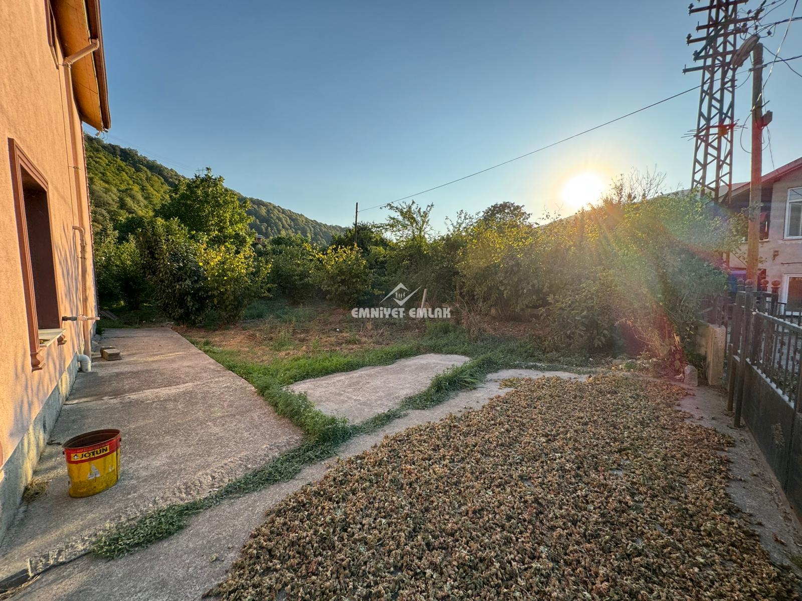 KDZ EREĞLİ MERKEZE 10KM YARAŞLIYÖRÜK MAH. 2 KATLI MÜSTAKİL EV