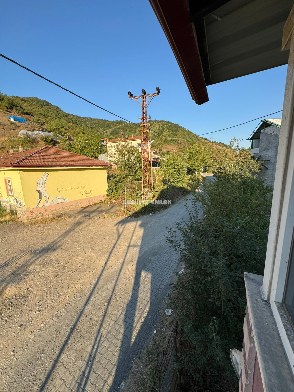 KDZ EREĞLİ MERKEZE 10KM YARAŞLIYÖRÜK MAH. 2 KATLI MÜSTAKİL EV