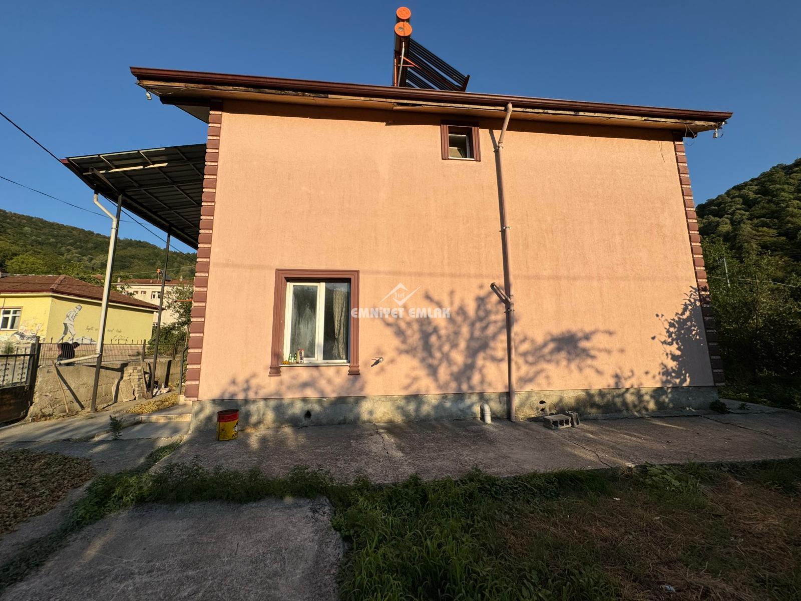 KDZ EREĞLİ MERKEZE 10KM YARAŞLIYÖRÜK MAH. 2 KATLI MÜSTAKİL EV