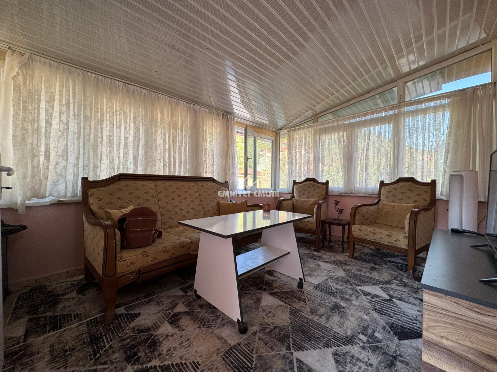 KDZ EREĞLİ MERKEZE 10KM YARAŞLIYÖRÜK MAH. 2 KATLI MÜSTAKİL EV