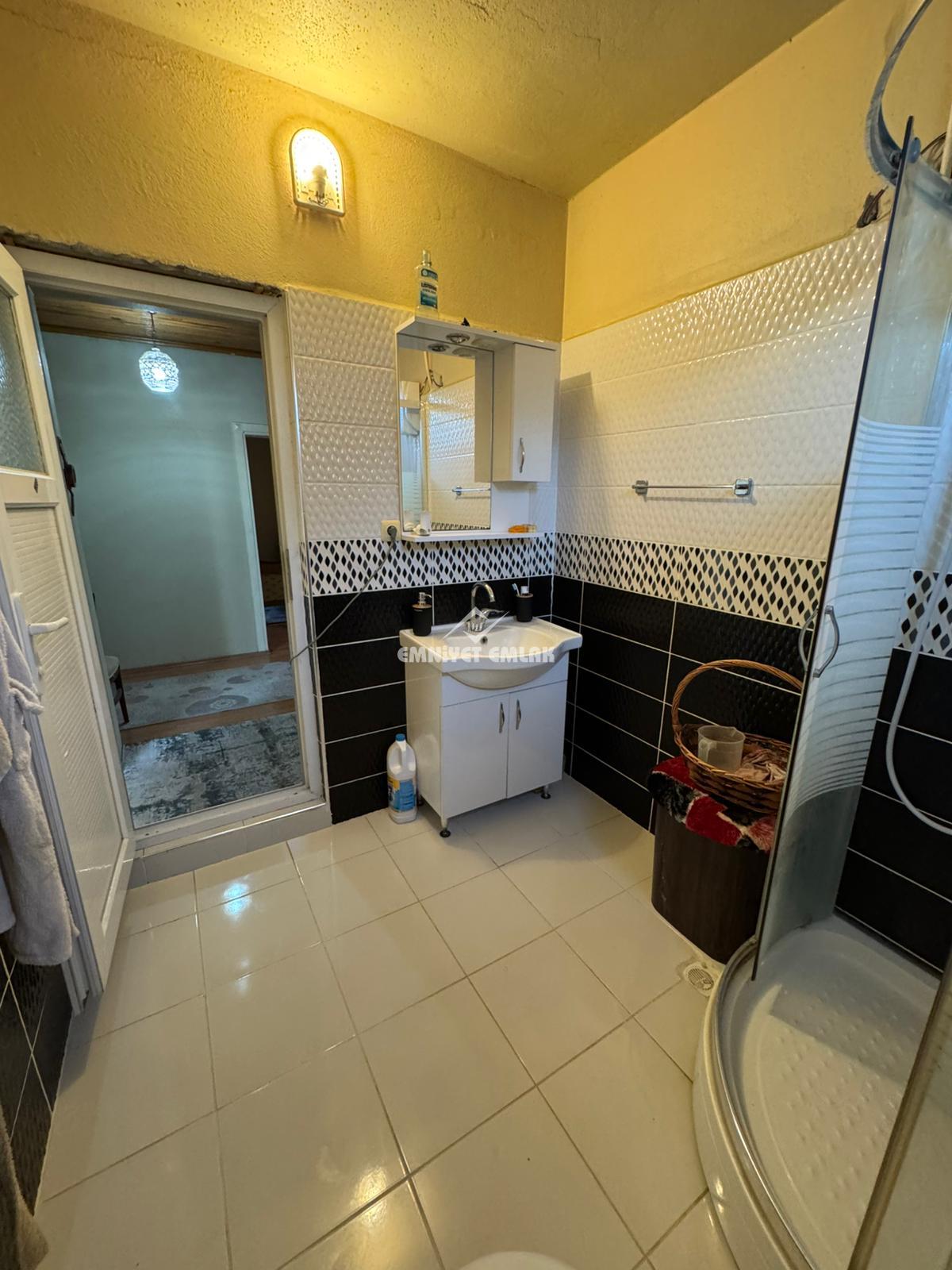 KDZ EREĞLİ MERKEZE 10KM YARAŞLIYÖRÜK MAH. 2 KATLI MÜSTAKİL EV