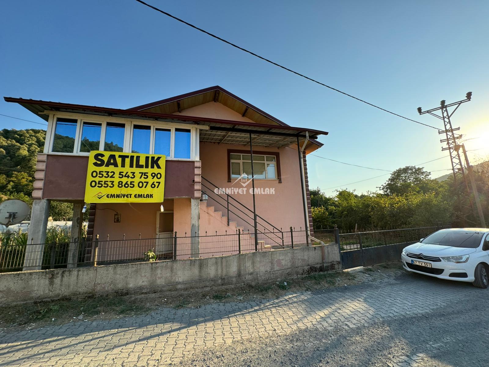 KDZ EREĞLİ MERKEZE 10KM YARAŞLIYÖRÜK MAH. 2 KATLI MÜSTAKİL EV