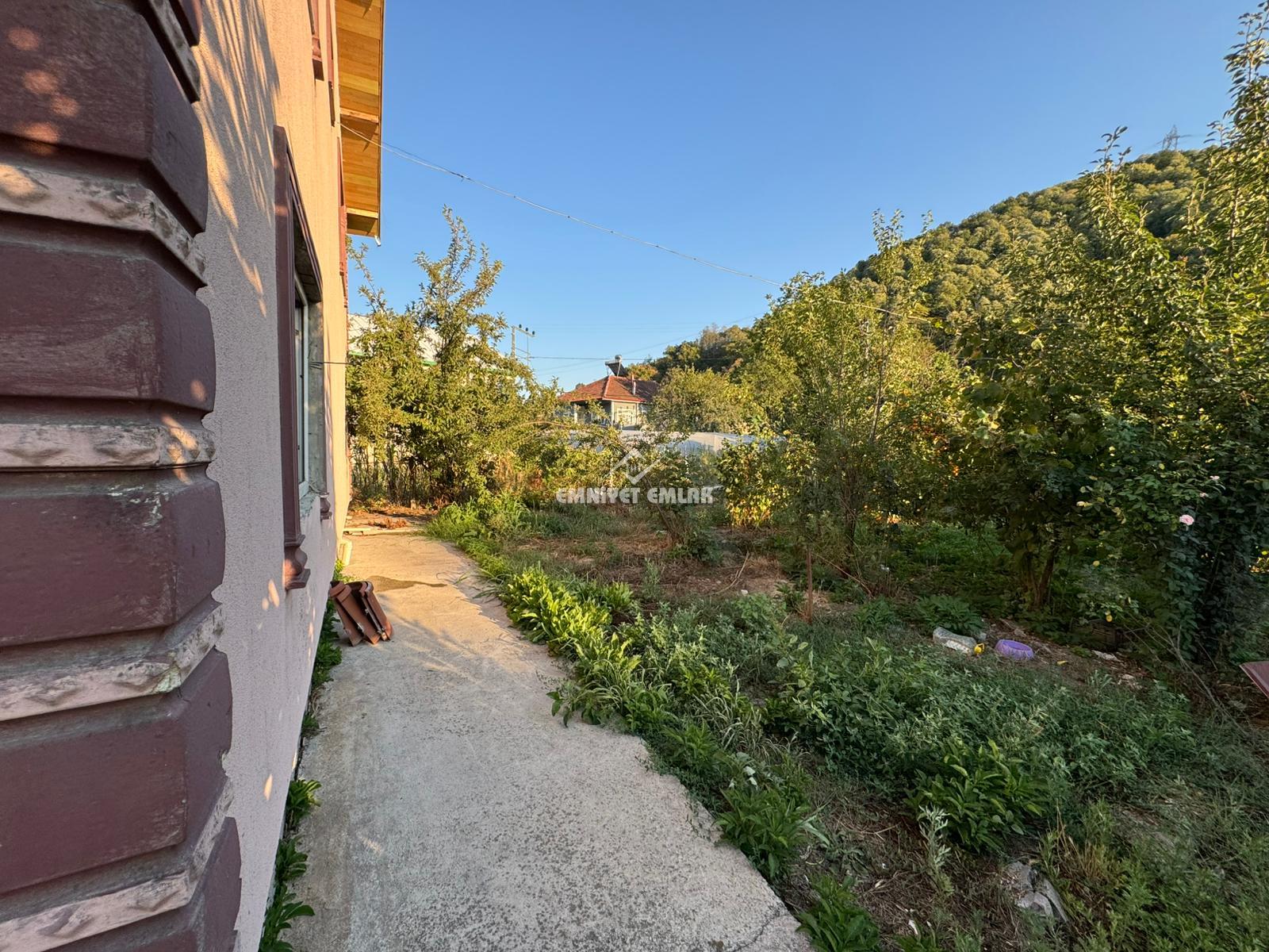 KDZ EREĞLİ MERKEZE 10KM YARAŞLIYÖRÜK MAH. 2 KATLI MÜSTAKİL EV