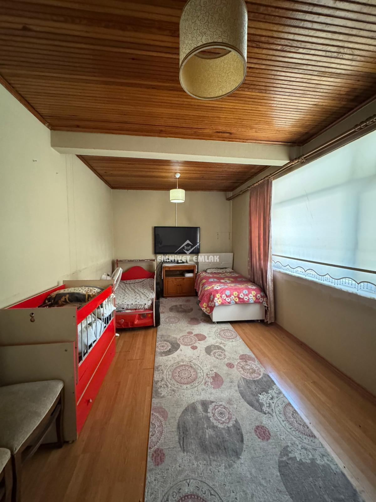 KDZ EREĞLİ MERKEZE 10KM YARAŞLIYÖRÜK MAH. 2 KATLI MÜSTAKİL EV