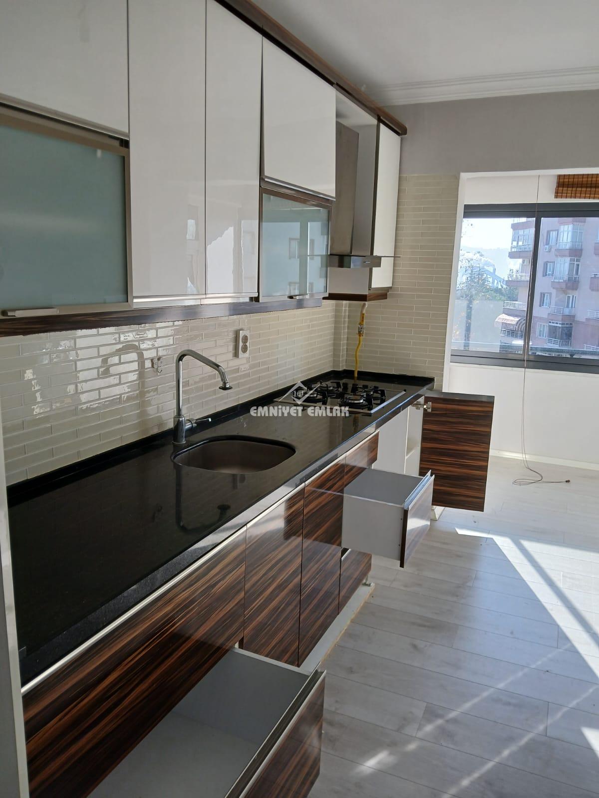 EREGLİ’NİN EN MERKEZİ YERİNDE GÖZTEPE’DE İÇİ FUL YAPILI ARA KAT TÜM GÜN GÜNEŞ ALAN 3+1 KİRALIK DAİRE