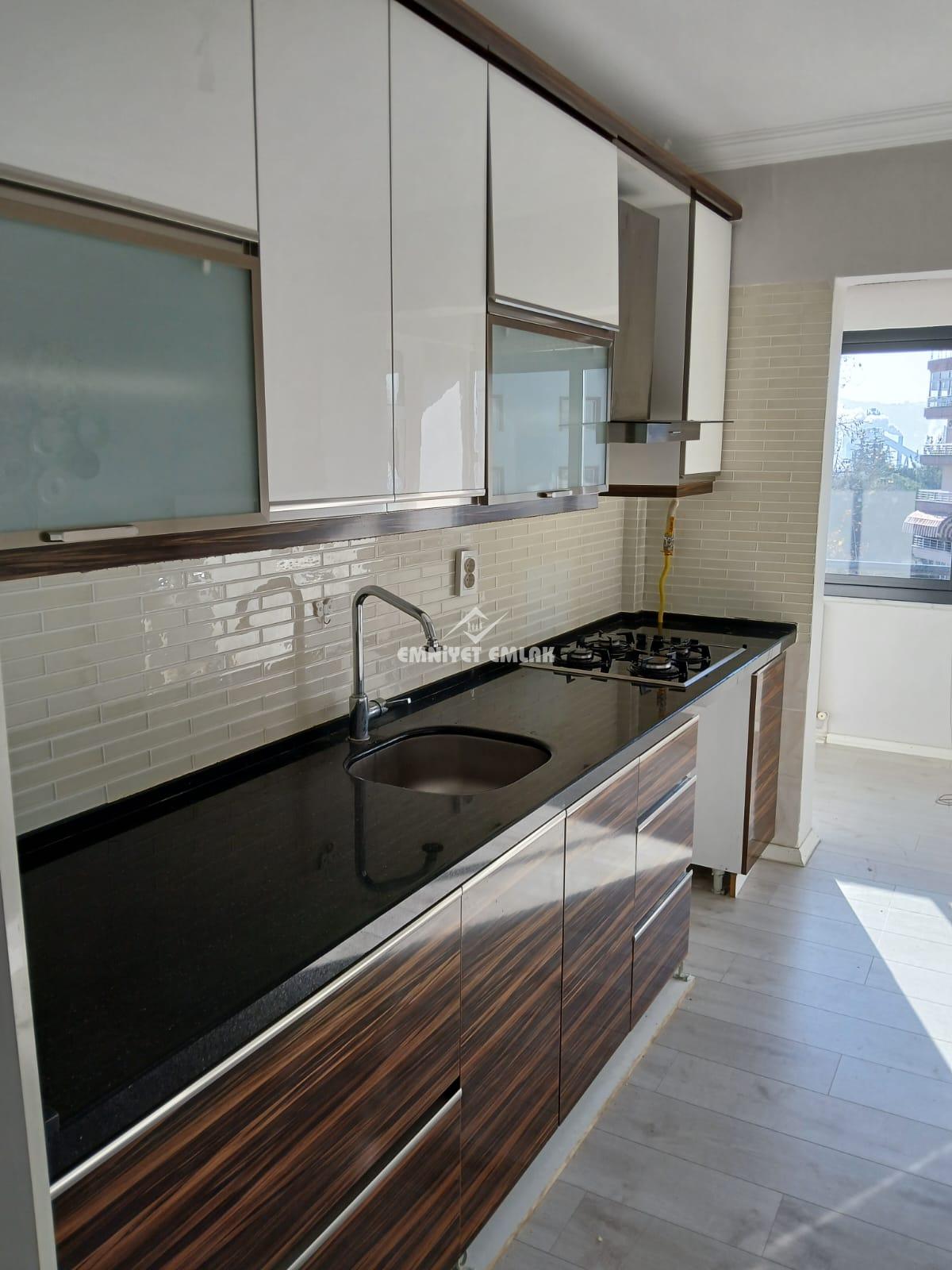 EREGLİ’NİN EN MERKEZİ YERİNDE GÖZTEPE’DE İÇİ FUL YAPILI ARA KAT TÜM GÜN GÜNEŞ ALAN 3+1 KİRALIK DAİRE