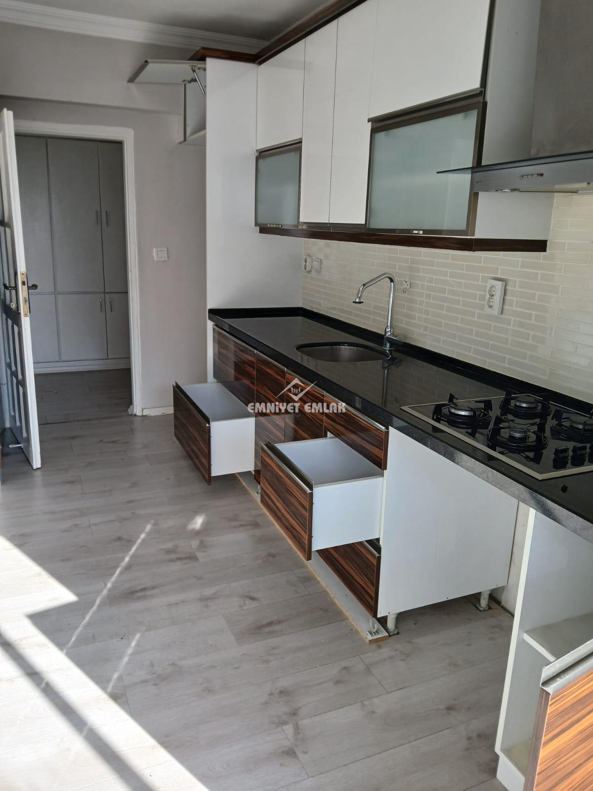 EREGLİ’NİN EN MERKEZİ YERİNDE GÖZTEPE’DE İÇİ FUL YAPILI ARA KAT TÜM GÜN GÜNEŞ ALAN 3+1 KİRALIK DAİRE