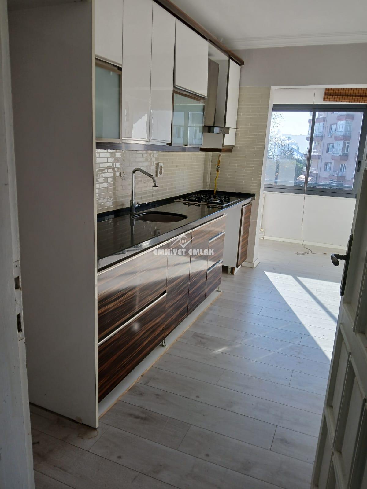 EREGLİ’NİN EN MERKEZİ YERİNDE GÖZTEPE’DE İÇİ FUL YAPILI ARA KAT TÜM GÜN GÜNEŞ ALAN 3+1 KİRALIK DAİRE