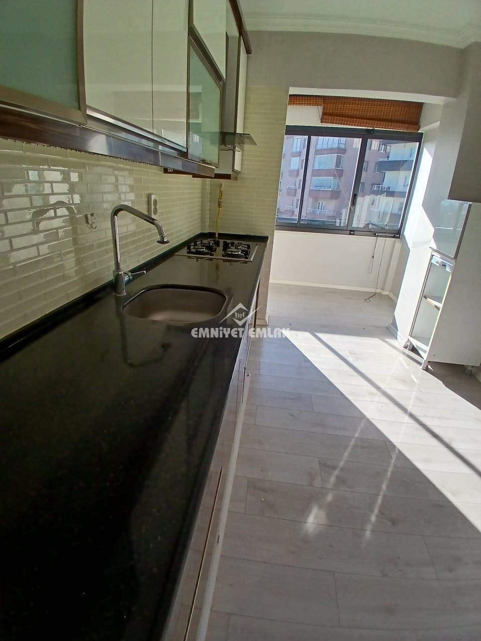 EREGLİ’NİN EN MERKEZİ YERİNDE GÖZTEPE’DE İÇİ FUL YAPILI ARA KAT TÜM GÜN GÜNEŞ ALAN 3+1 KİRALIK DAİRE