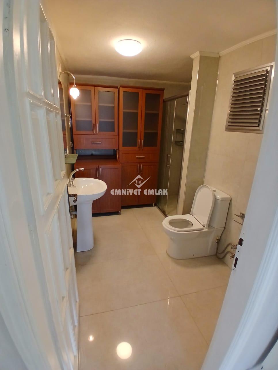 EREGLİ’NİN EN MERKEZİ YERİNDE GÖZTEPE’DE İÇİ FUL YAPILI ARA KAT TÜM GÜN GÜNEŞ ALAN 3+1 KİRALIK DAİRE