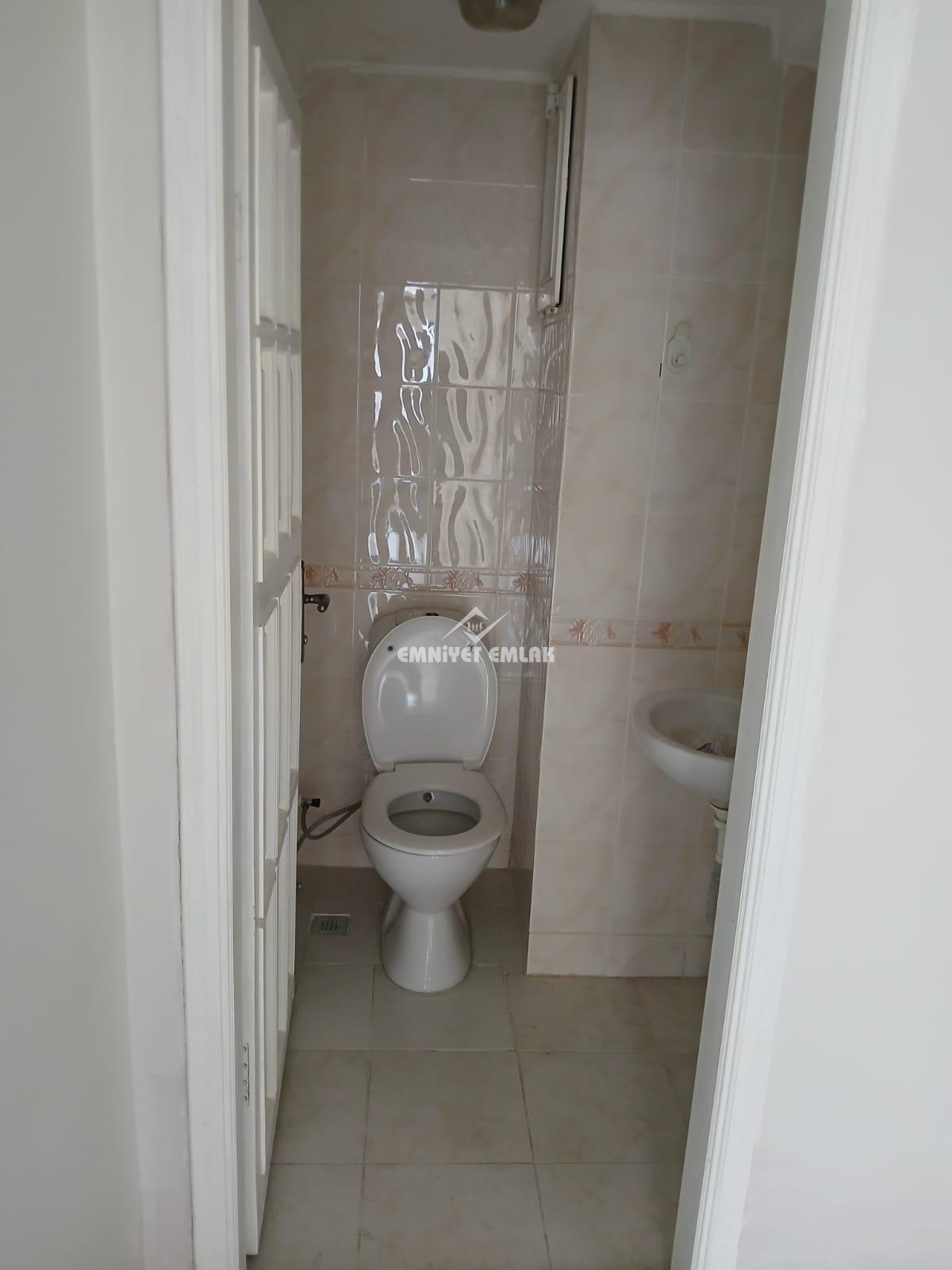 EREGLİ’NİN EN MERKEZİ YERİNDE GÖZTEPE’DE İÇİ FUL YAPILI ARA KAT TÜM GÜN GÜNEŞ ALAN 3+1 KİRALIK DAİRE