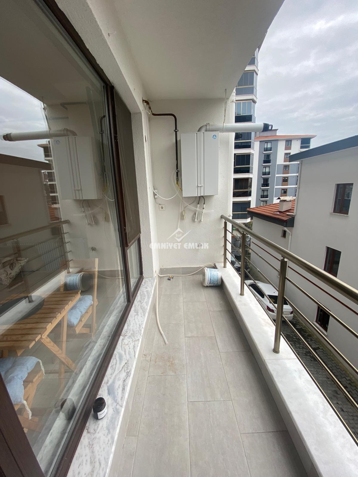 ADLİYE BÖLGESİNDE DENİZ VE DOĞA MANZARALI 1+1 EŞYALI KİRALIK DAİRE