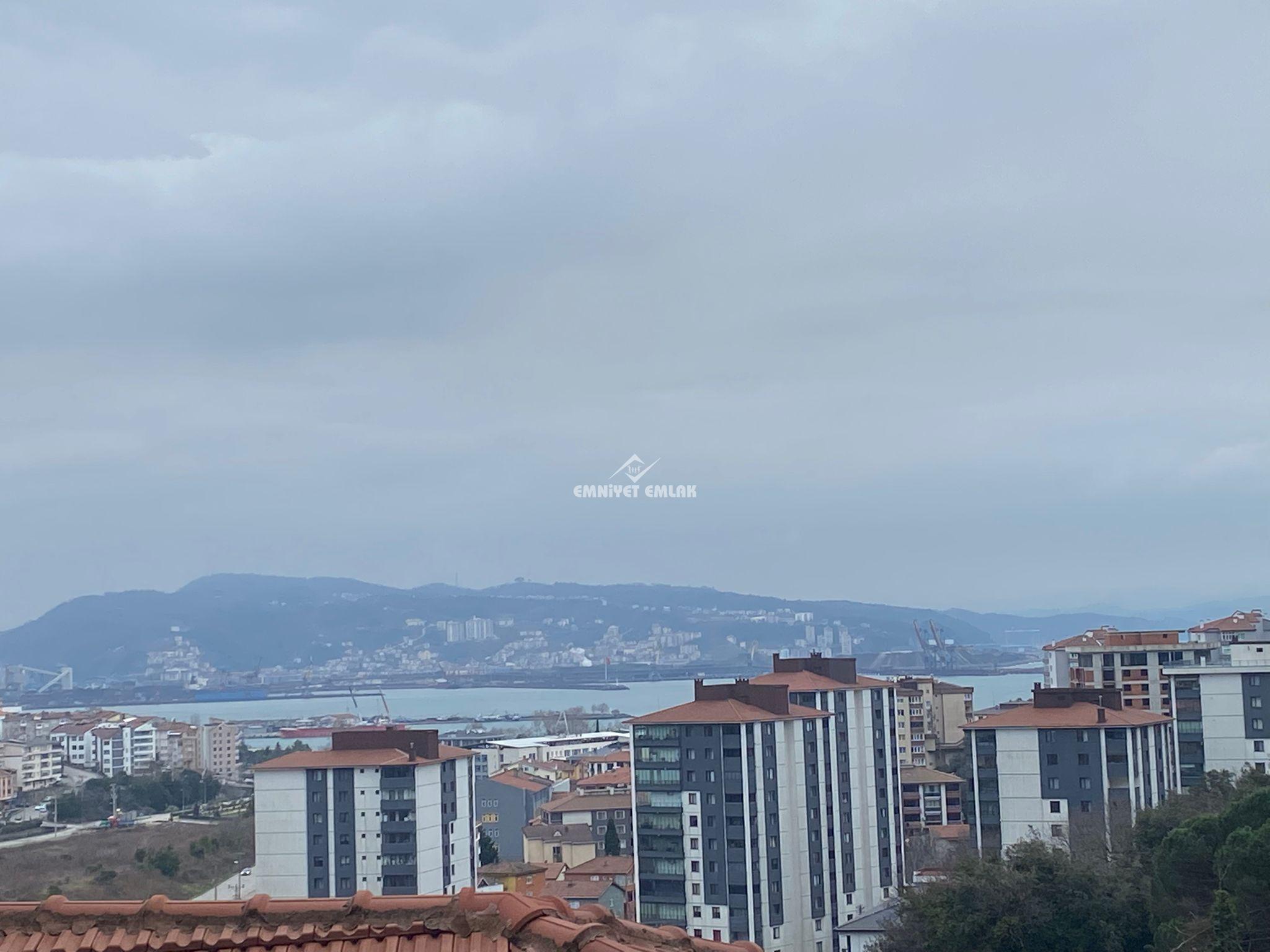 ADLİYE BÖLGESİNDE DENİZ VE DOĞA MANZARALI 1+1 EŞYALI KİRALIK DAİRE