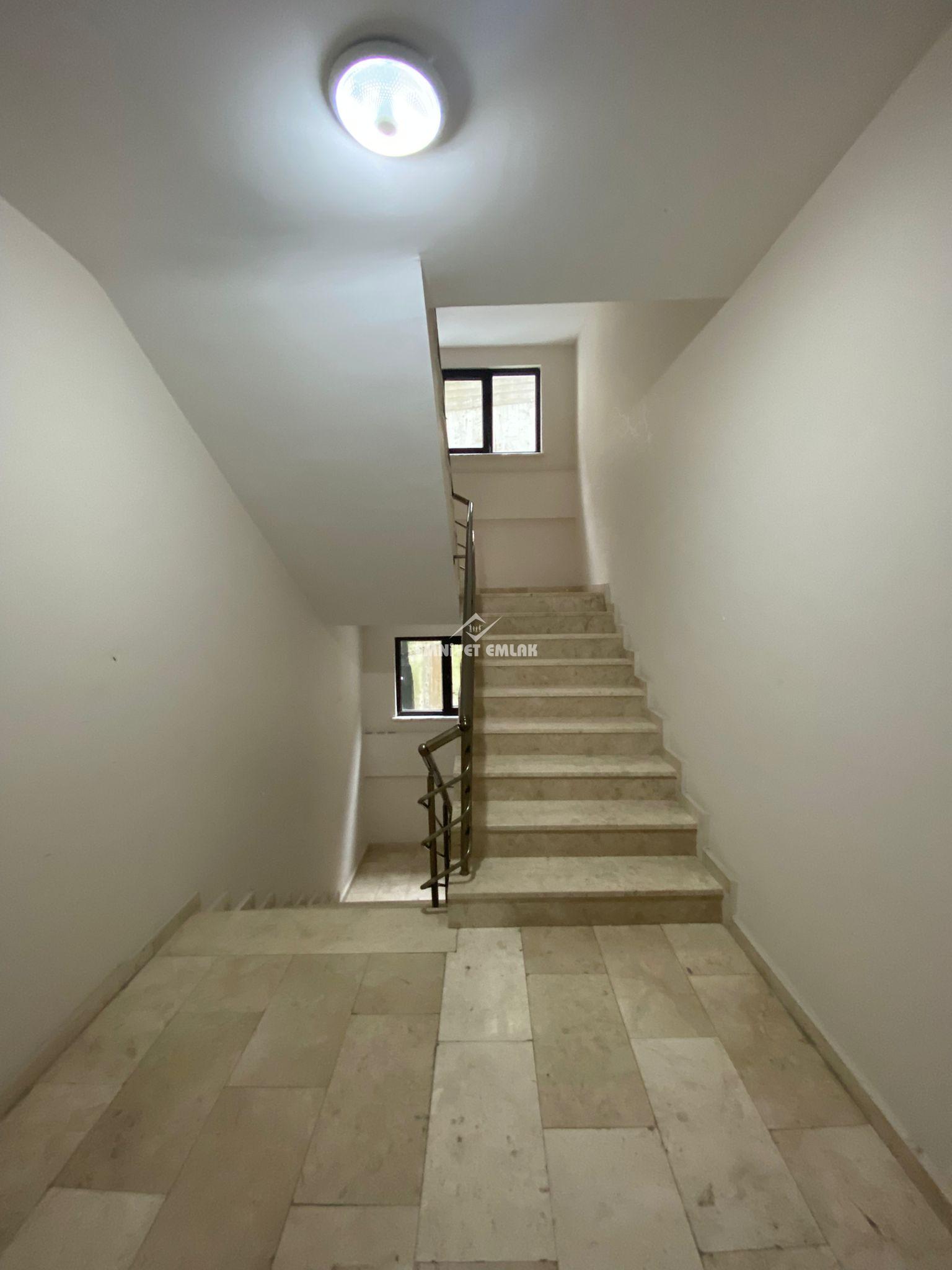 ADLİYE BÖLGESİNDE DENİZ VE DOĞA MANZARALI 1+1 EŞYALI KİRALIK DAİRE