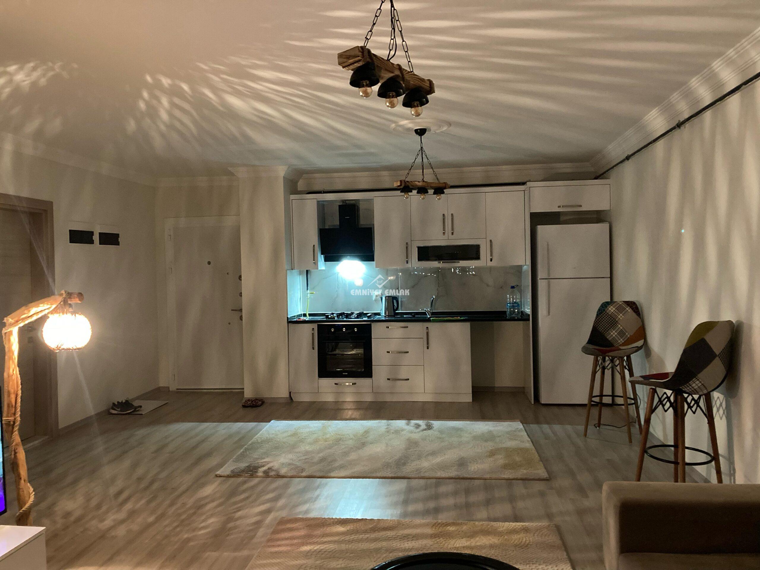 ADLİYE BÖLGESİNDE DENİZ VE DOĞA MANZARALI 1+1 EŞYALI KİRALIK DAİRE