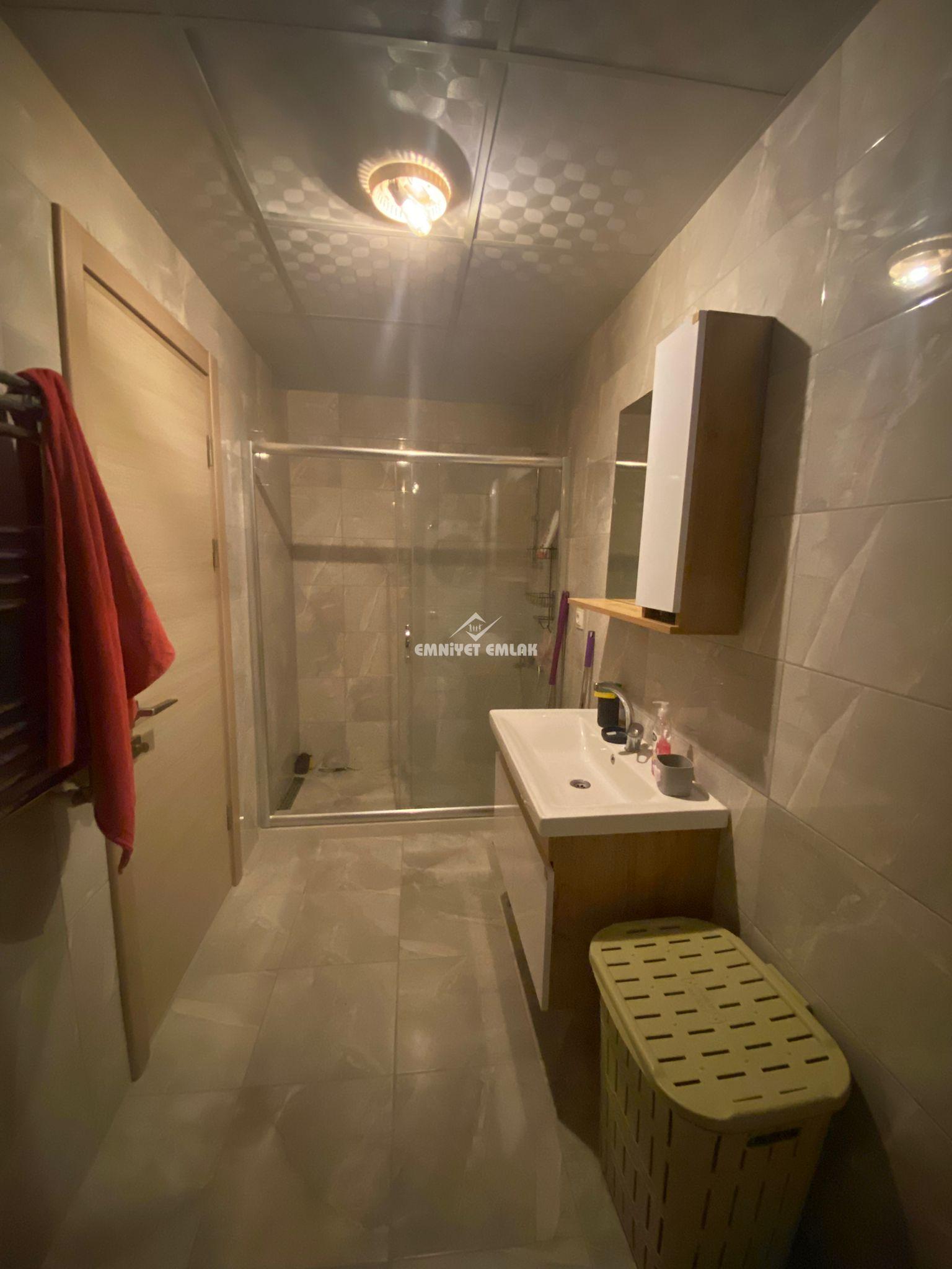 ADLİYE BÖLGESİNDE DENİZ VE DOĞA MANZARALI 1+1 EŞYALI KİRALIK DAİRE