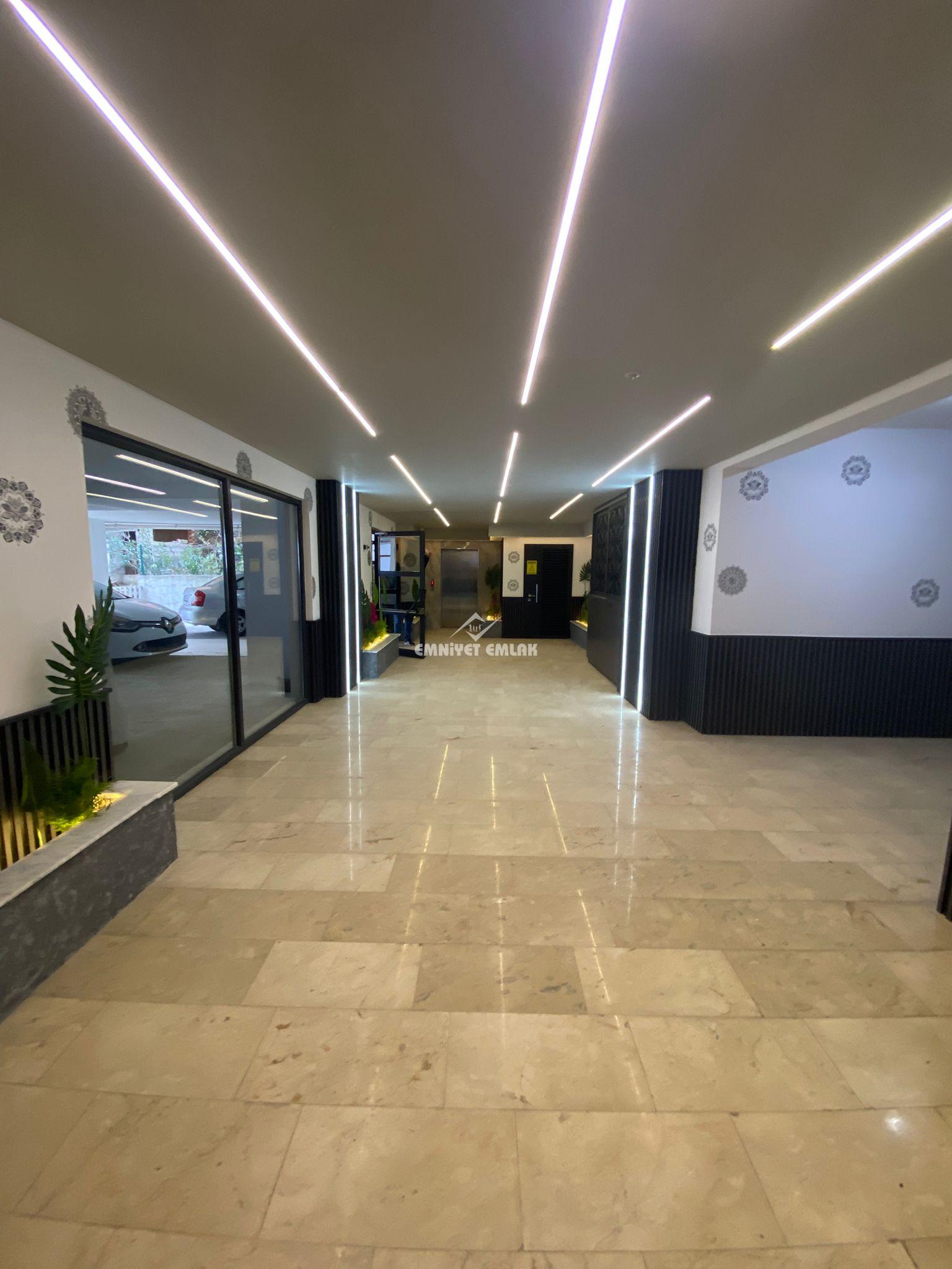 ADLİYE BÖLGESİNDE DENİZ VE DOĞA MANZARALI 1+1 EŞYALI KİRALIK DAİRE