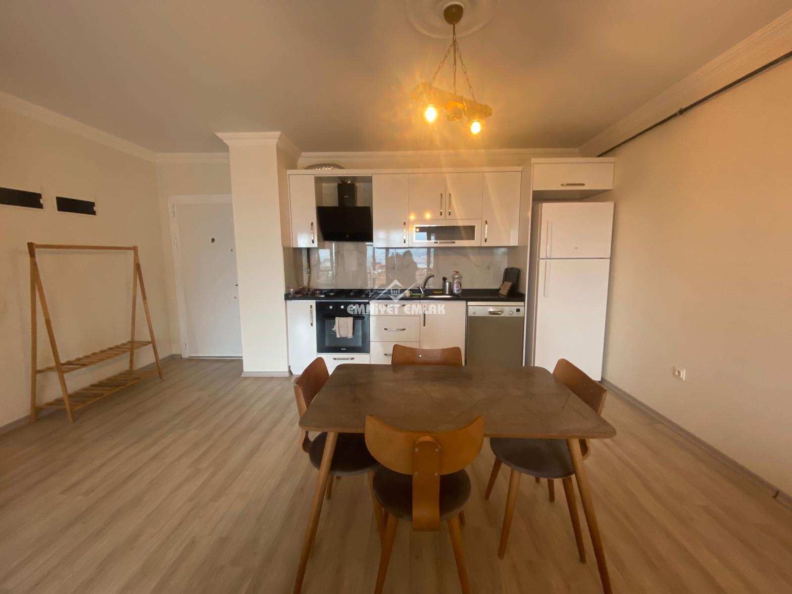 ADLİYE BÖLGESİNDE DENİZ VE DOĞA MANZARALI 1+1 EŞYALI KİRALIK DAİRE