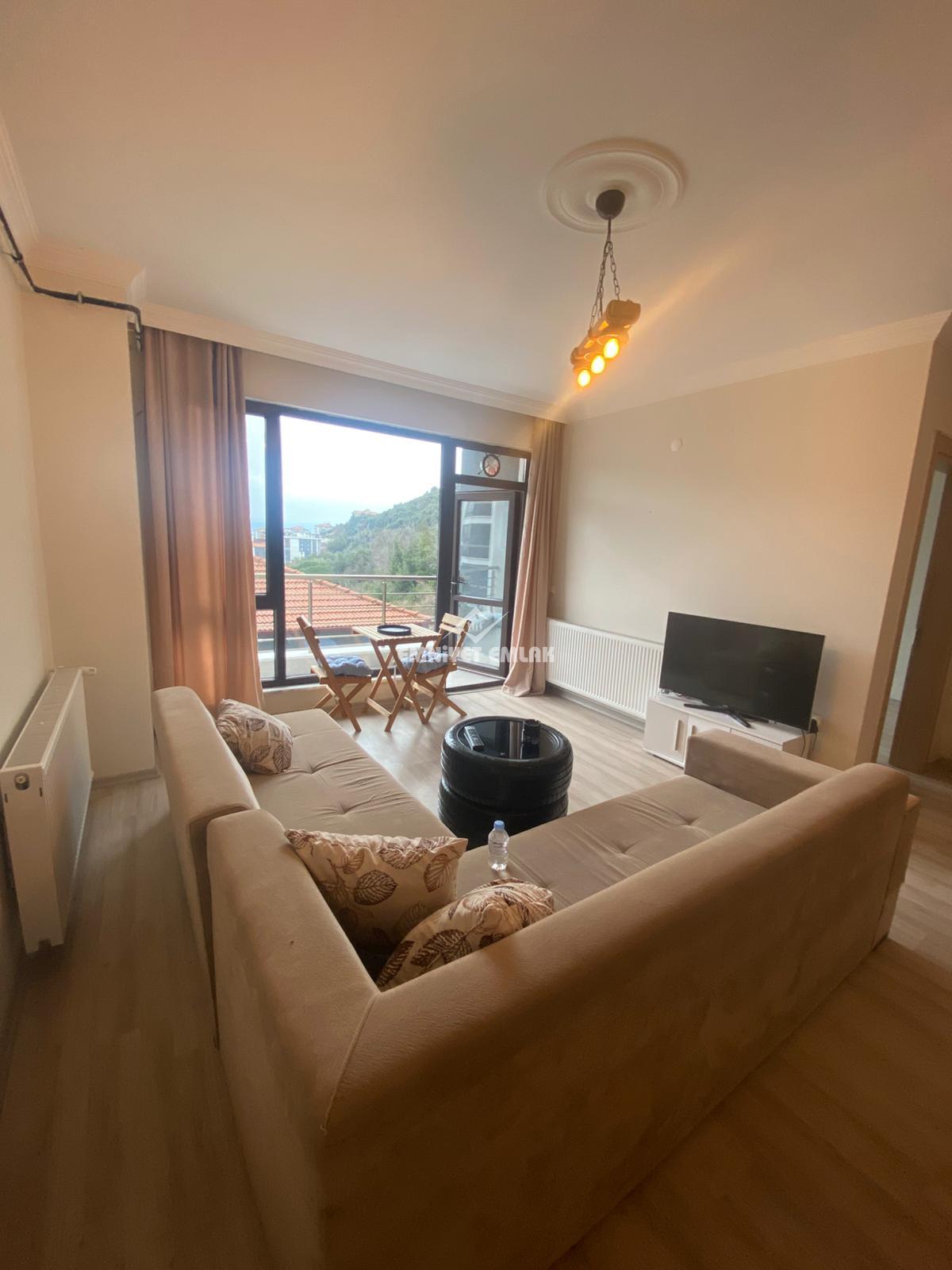 ADLİYE BÖLGESİNDE DENİZ VE DOĞA MANZARALI 1+1 EŞYALI KİRALIK DAİRE