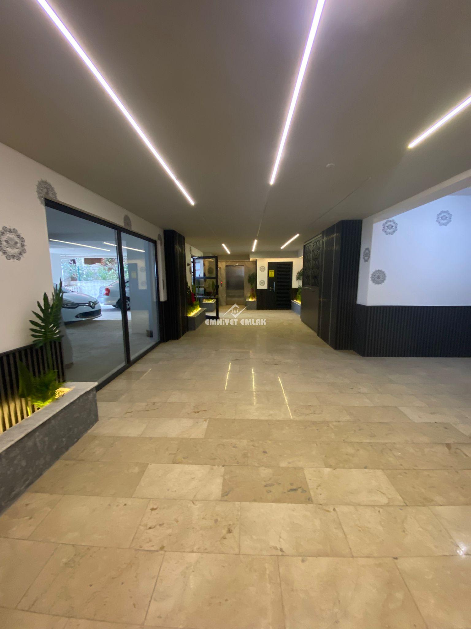 ADLİYE BÖLGESİNDE DENİZ VE DOĞA MANZARALI 1+1 EŞYALI KİRALIK DAİRE