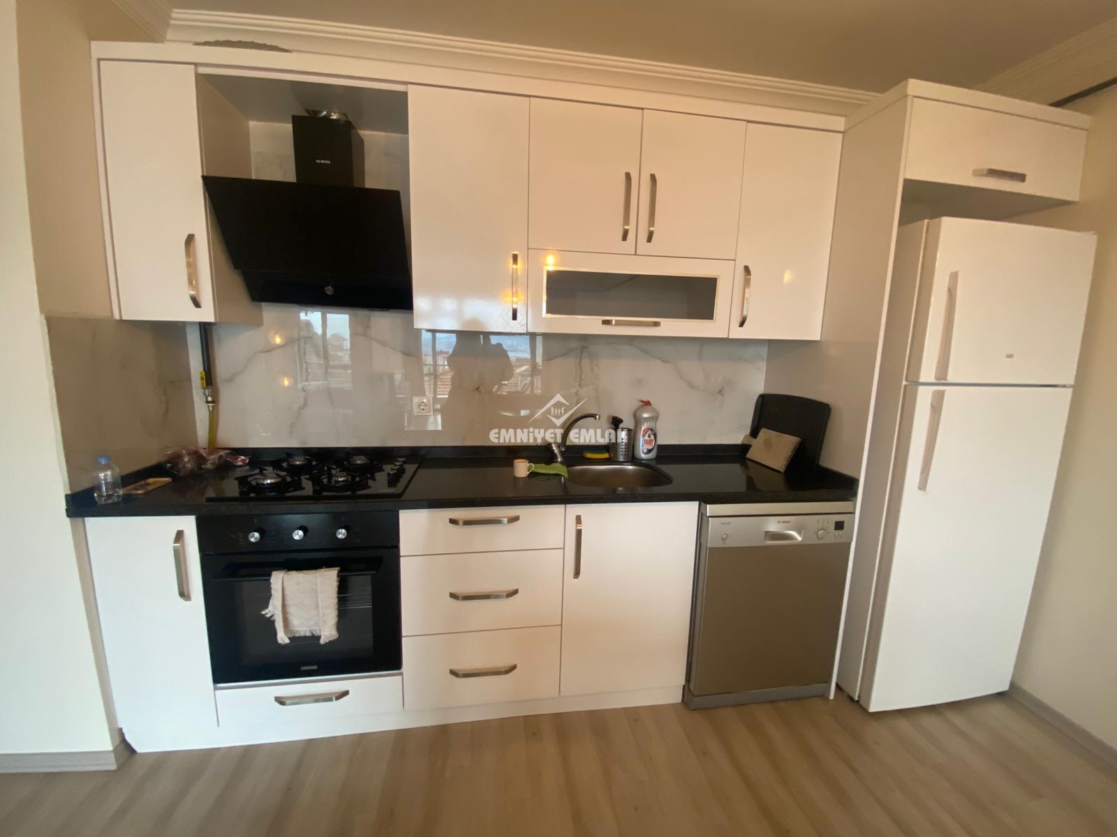 ADLİYE BÖLGESİNDE DENİZ VE DOĞA MANZARALI 1+1 EŞYALI KİRALIK DAİRE