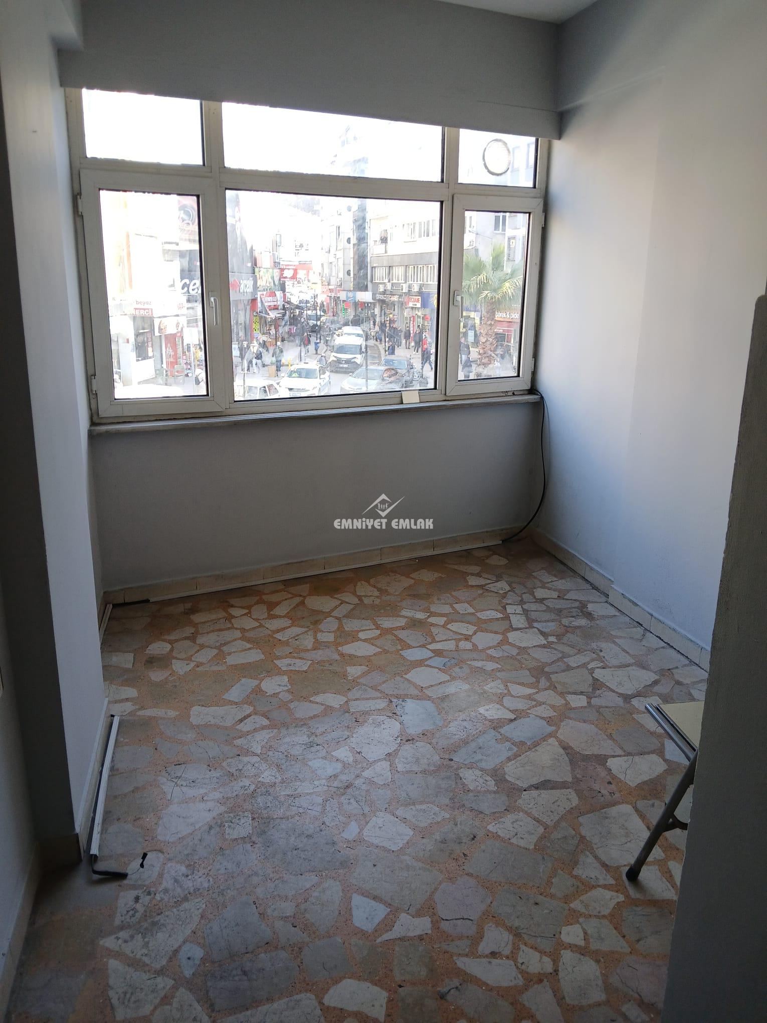 ÇARŞI MERKEZDE 18 METREKARE OFİS