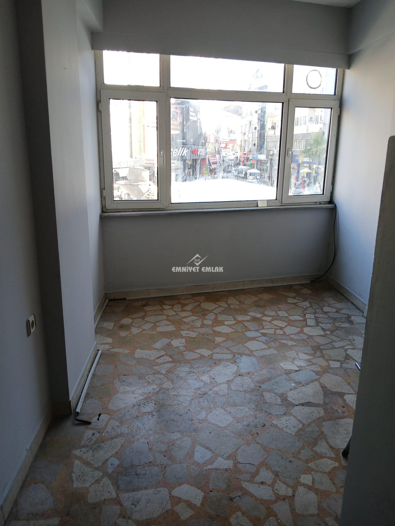 ÇARŞI MERKEZDE 18 METREKARE OFİS