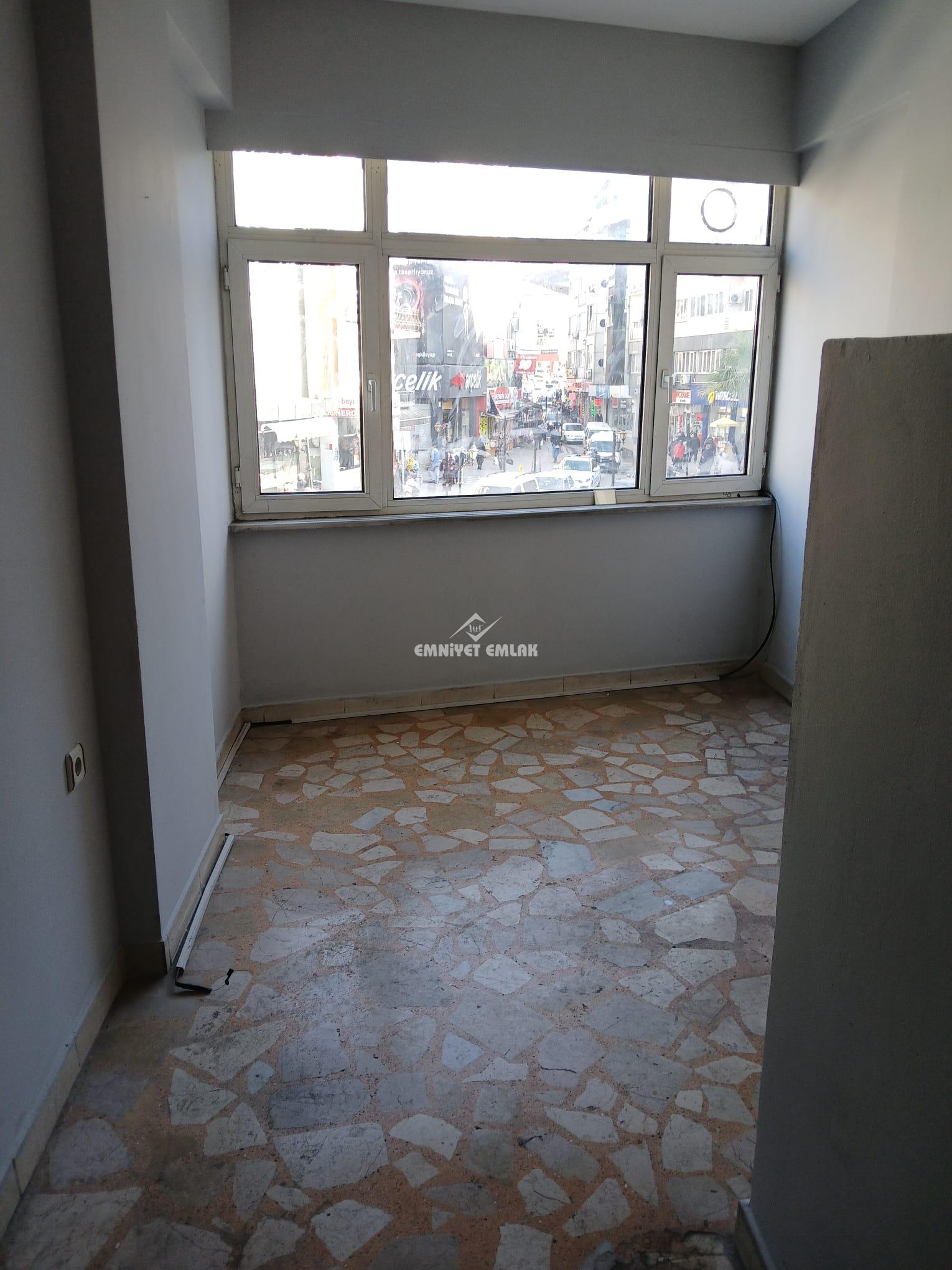 ÇARŞI MERKEZDE 18 METREKARE OFİS