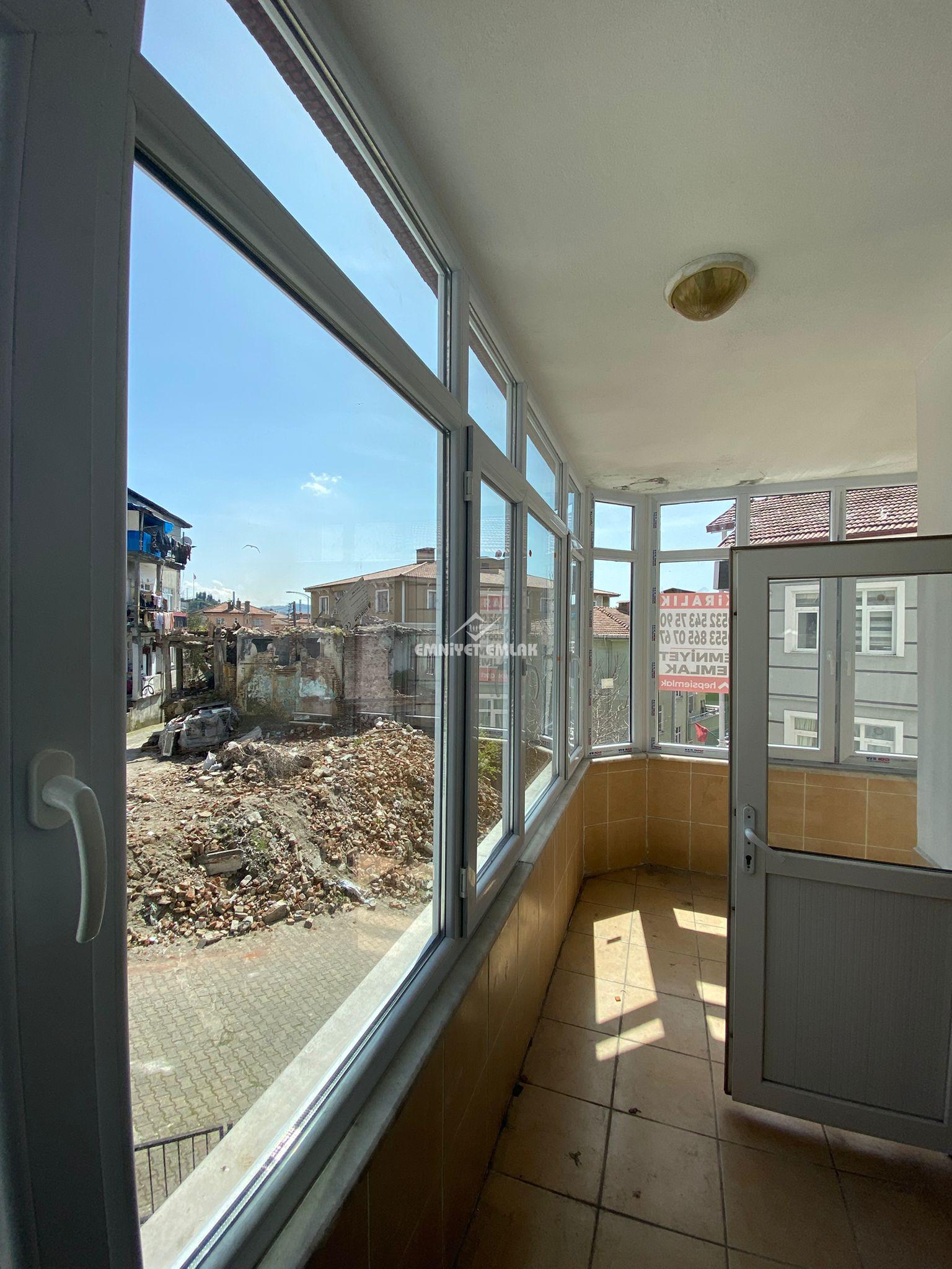 EREĞLİ AKARCA MAHALLESİ ÇARŞI MERKEZİ KONUMDA KİRALIK 3+1 DAİRE