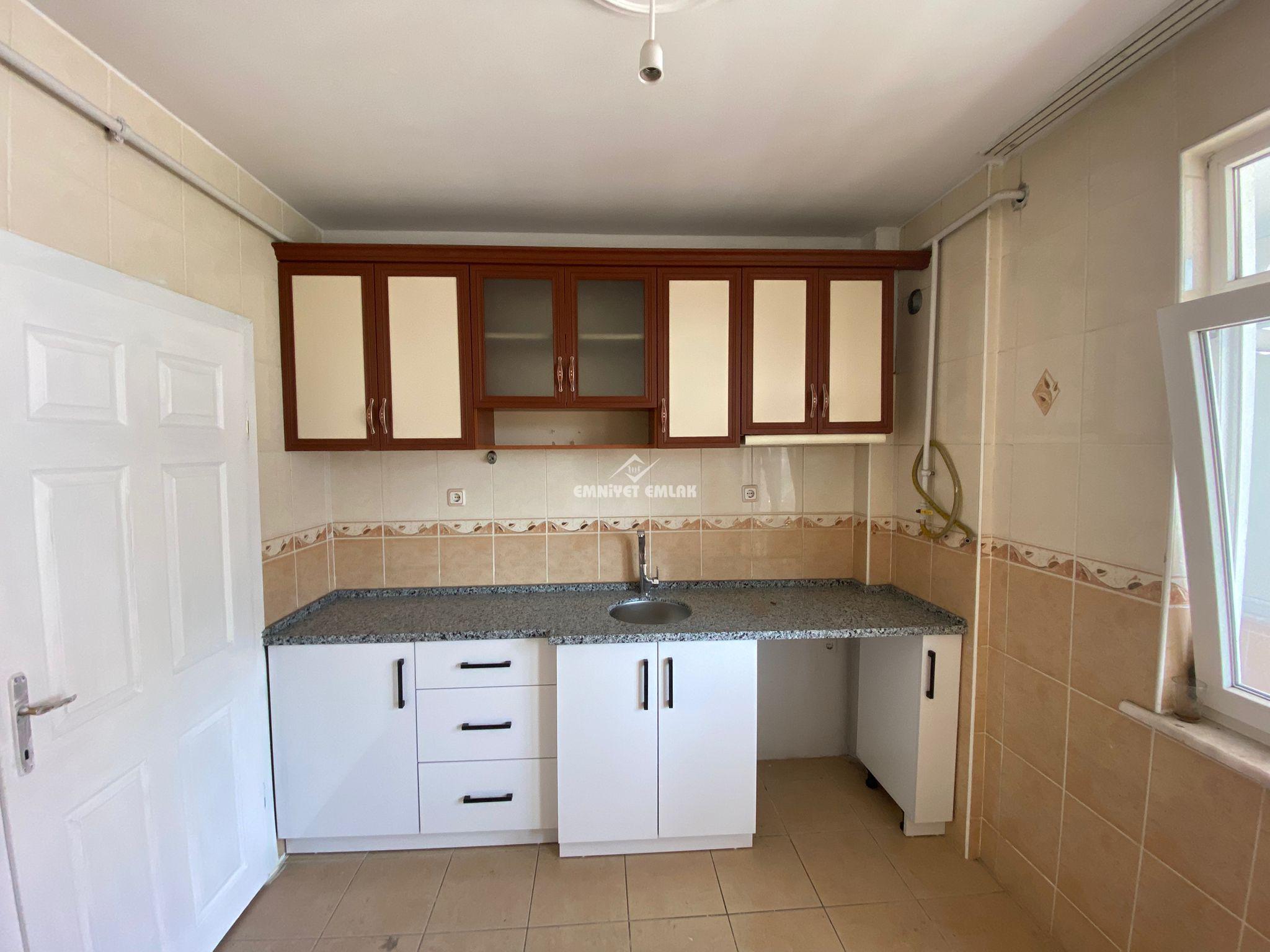 EREĞLİ AKARCA MAHALLESİ ÇARŞI MERKEZİ KONUMDA KİRALIK 3+1 DAİRE