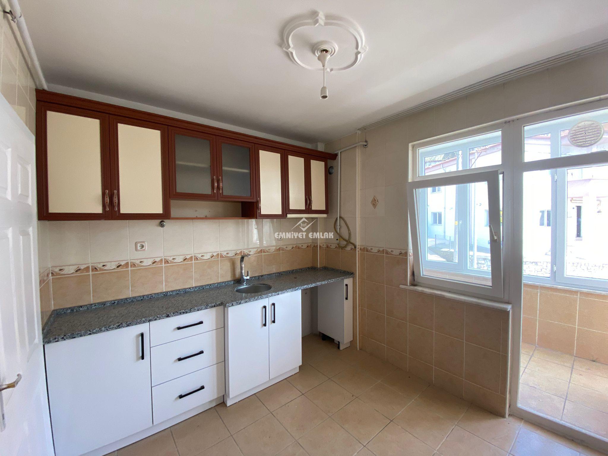 EREĞLİ AKARCA MAHALLESİ ÇARŞI MERKEZİ KONUMDA KİRALIK 3+1 DAİRE