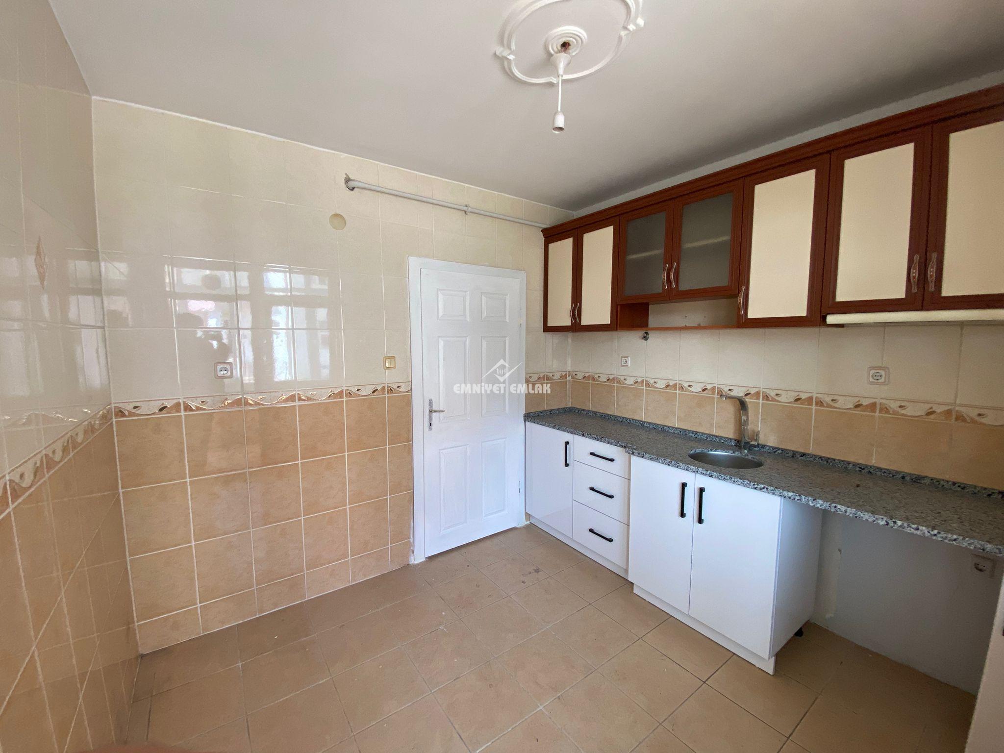 EREĞLİ AKARCA MAHALLESİ ÇARŞI MERKEZİ KONUMDA KİRALIK 3+1 DAİRE