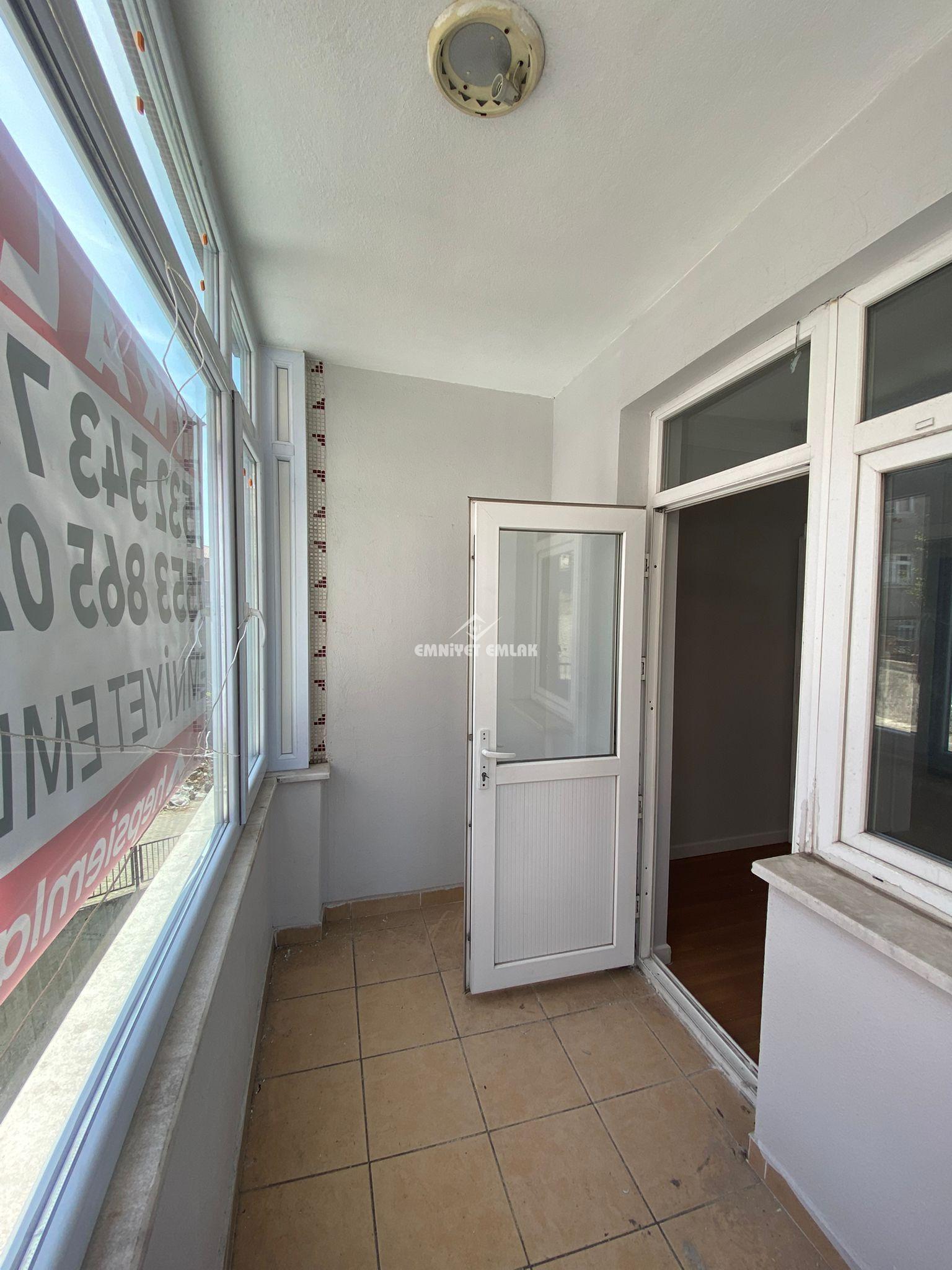 EREĞLİ AKARCA MAHALLESİ ÇARŞI MERKEZİ KONUMDA KİRALIK 3+1 DAİRE