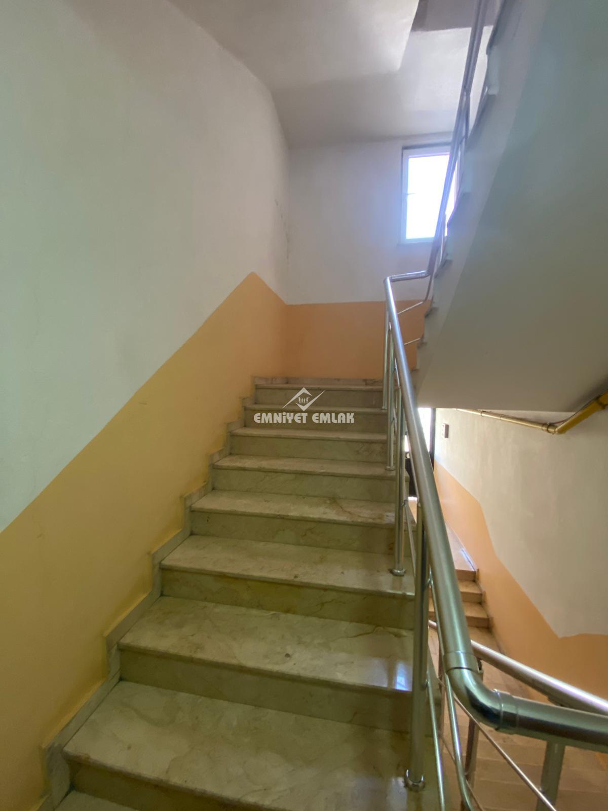 EREĞLİ AKARCA MAHALLESİ ÇARŞI MERKEZİ KONUMDA KİRALIK 3+1 DAİRE