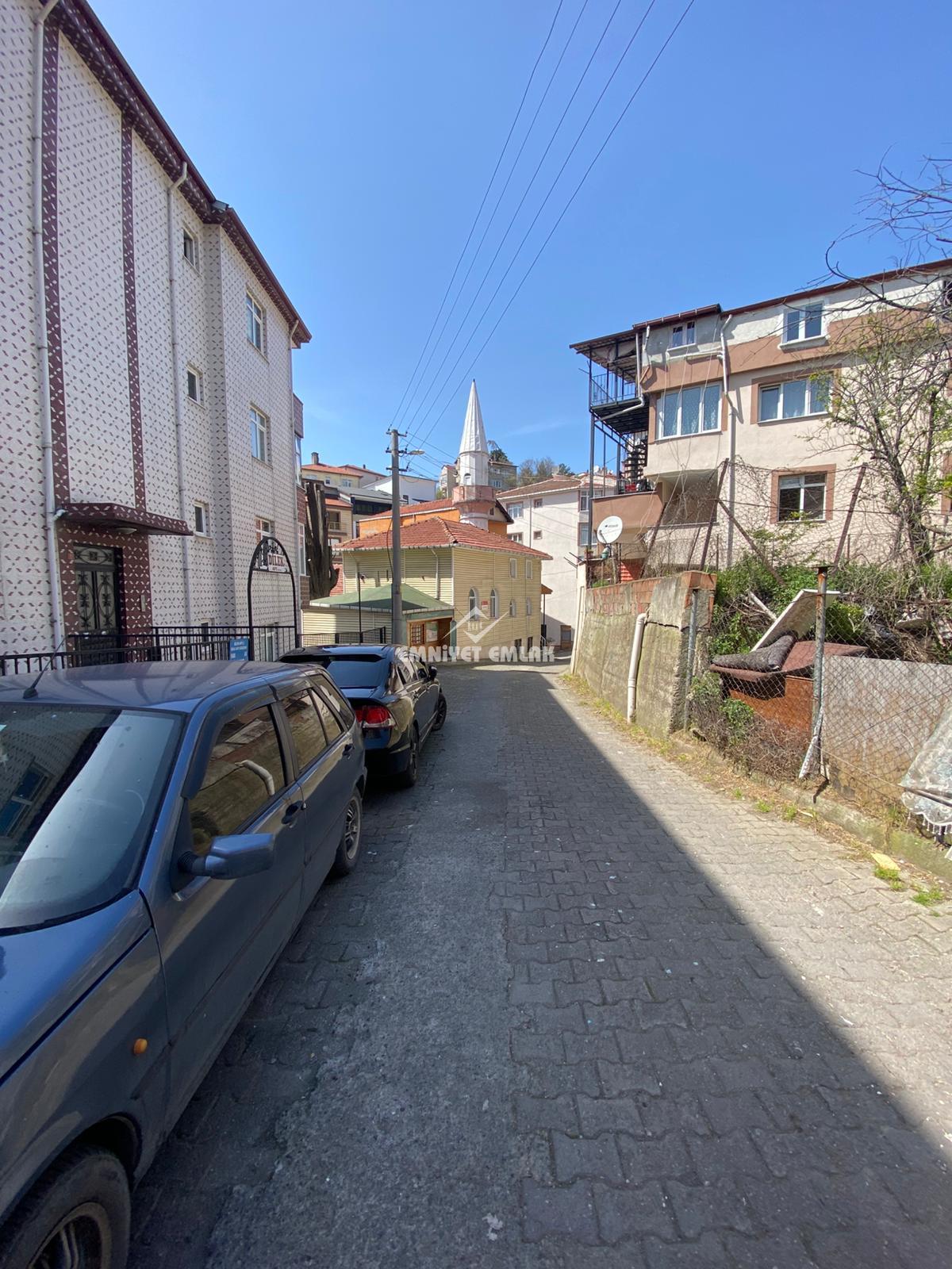 EREĞLİ AKARCA MAHALLESİ ÇARŞI MERKEZİ KONUMDA KİRALIK 3+1 DAİRE