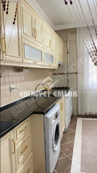 Hatip Sokak’ta Geniş, Ferah 2+1 Daire – Merkezi Konumda, Çift Balkonlu