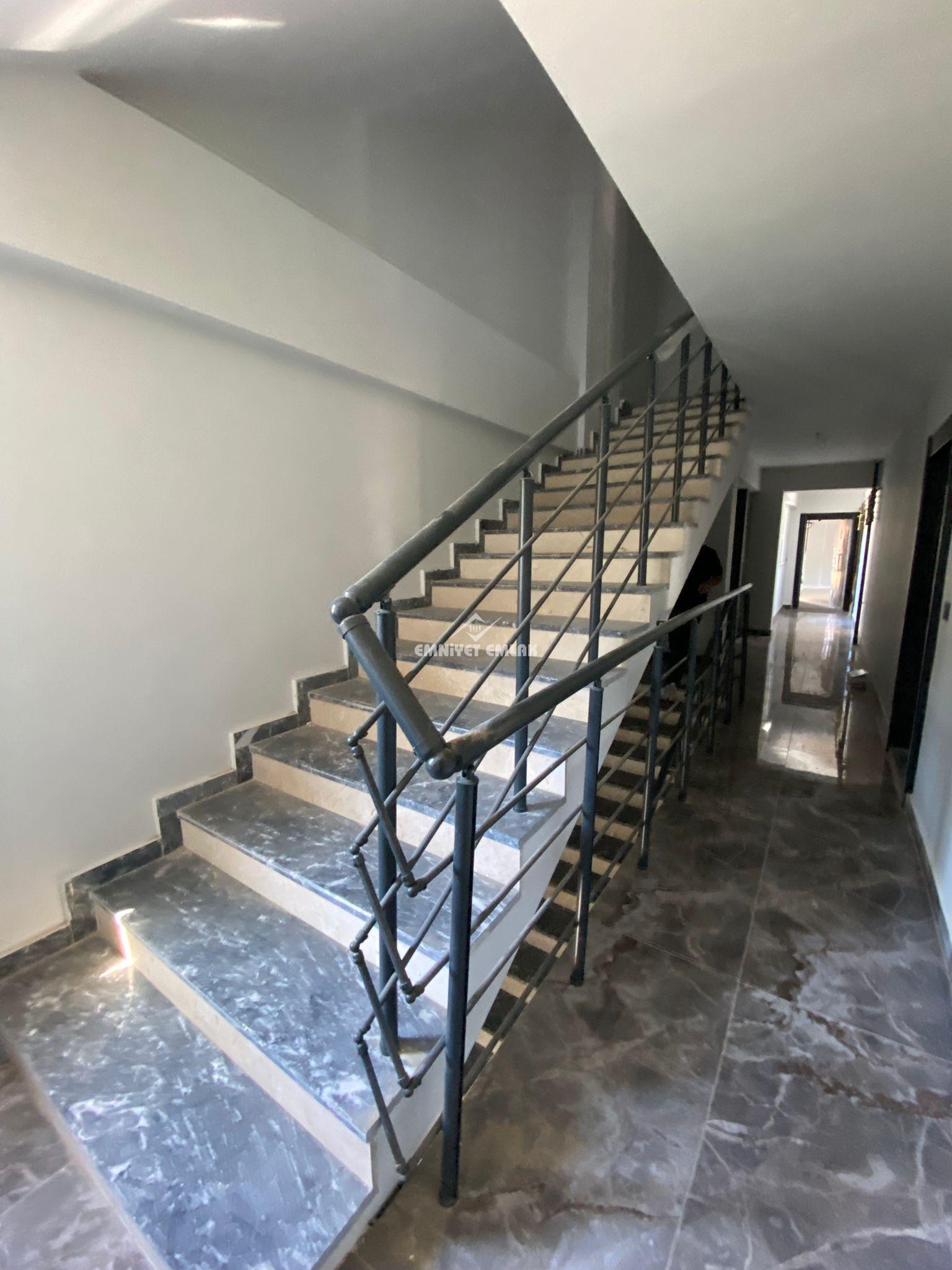 KEMER MEVKİİ’NDE SIFIR 1+1 EŞYALI KİRALIK DAİRE