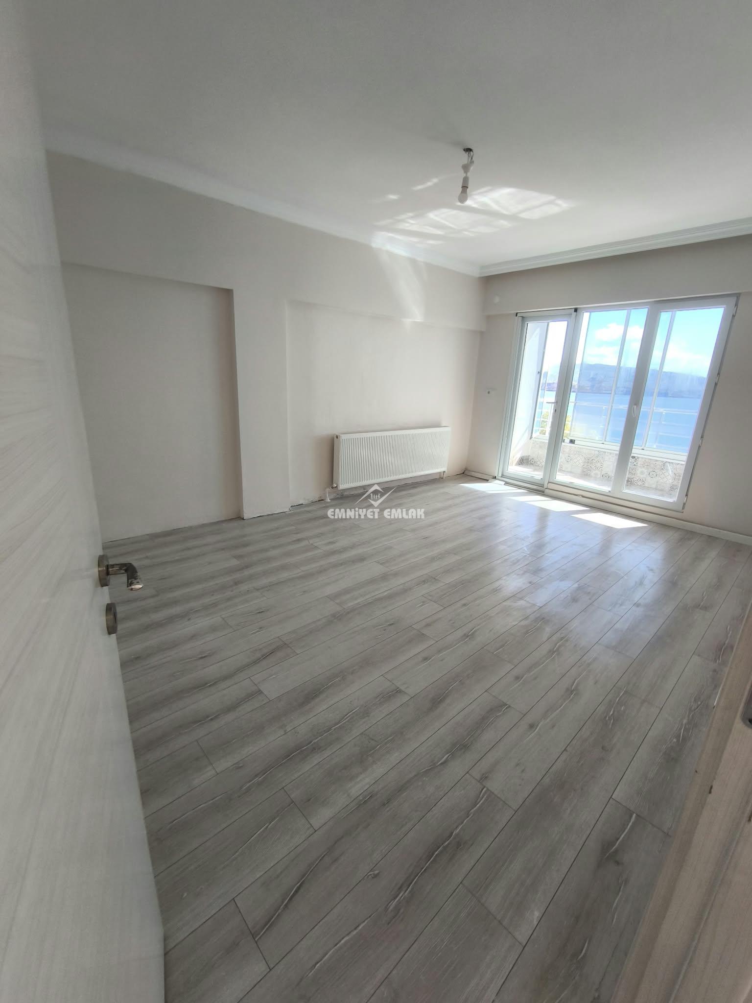 YALI CADDESİNDE DENİZ MANZARALI 2+2 KİRALIK DAİRE/OFİS