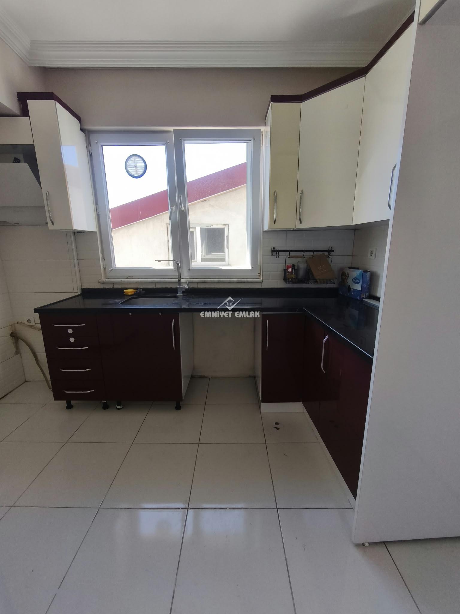 YALI CADDESİNDE DENİZ MANZARALI 2+2 KİRALIK DAİRE/OFİS