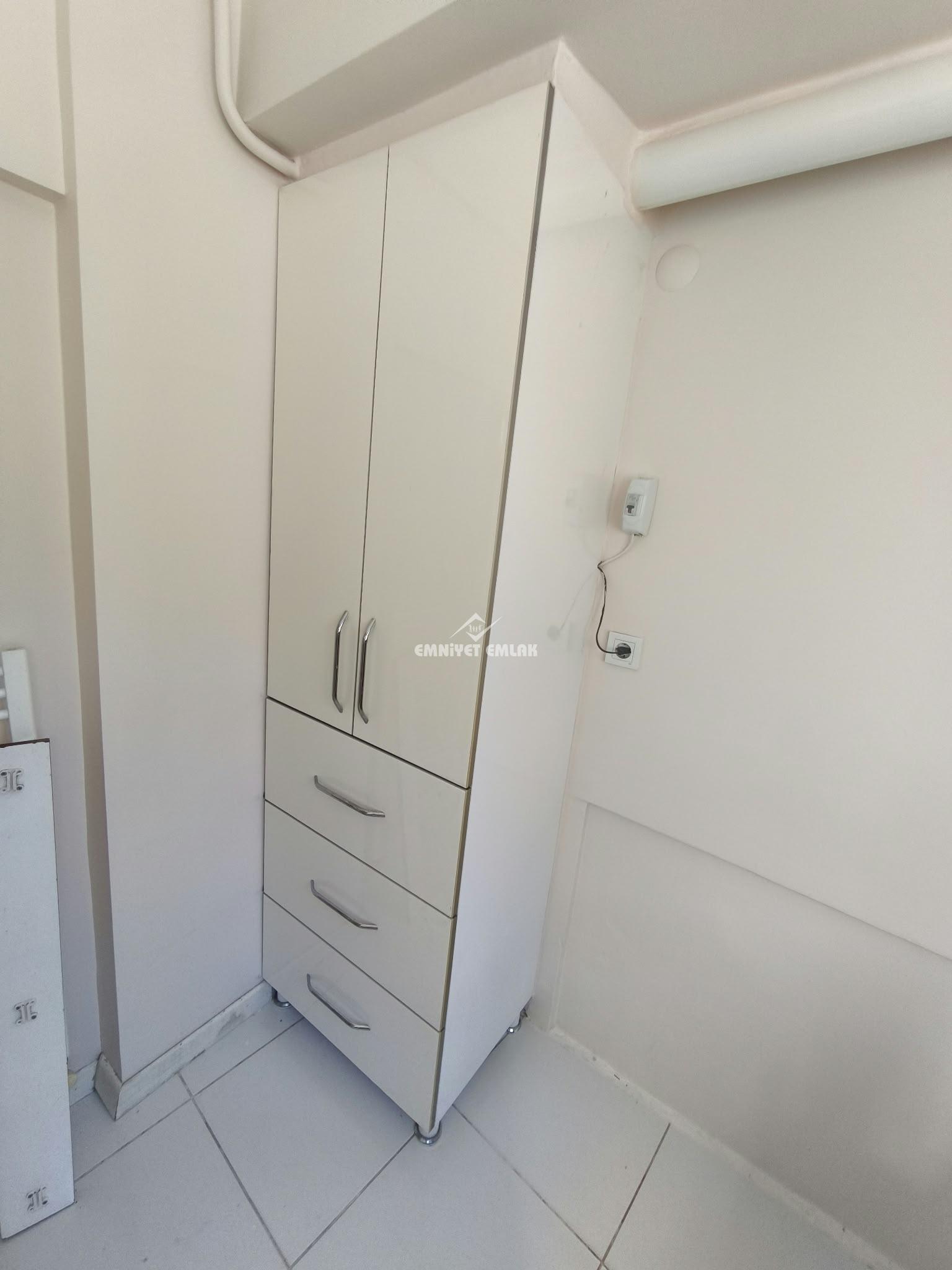 YALI CADDESİNDE DENİZ MANZARALI 2+2 KİRALIK DAİRE/OFİS