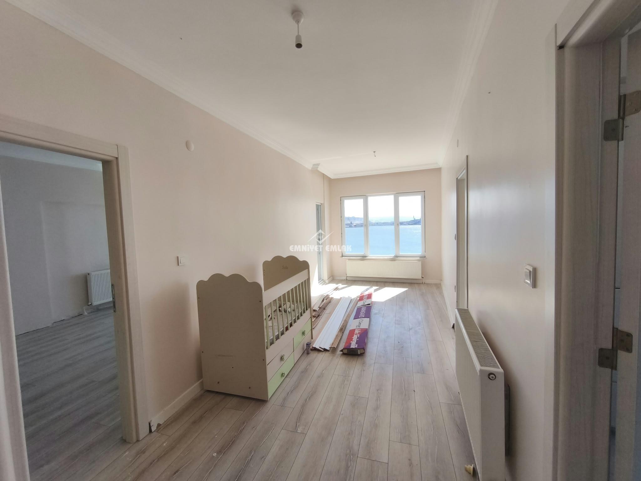 YALI CADDESİNDE DENİZ MANZARALI 2+2 KİRALIK DAİRE/OFİS