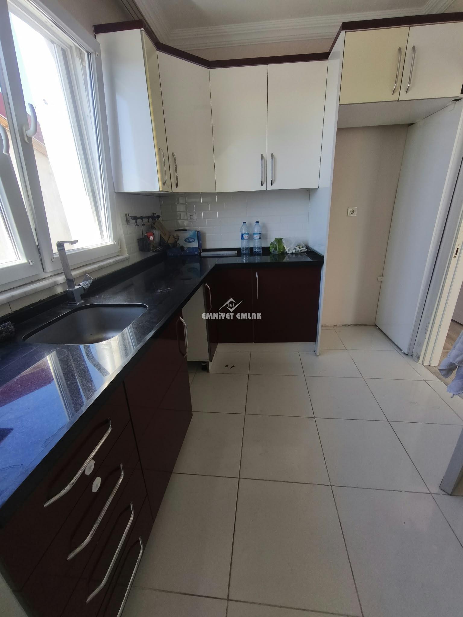 YALI CADDESİNDE DENİZ MANZARALI 2+2 KİRALIK DAİRE/OFİS
